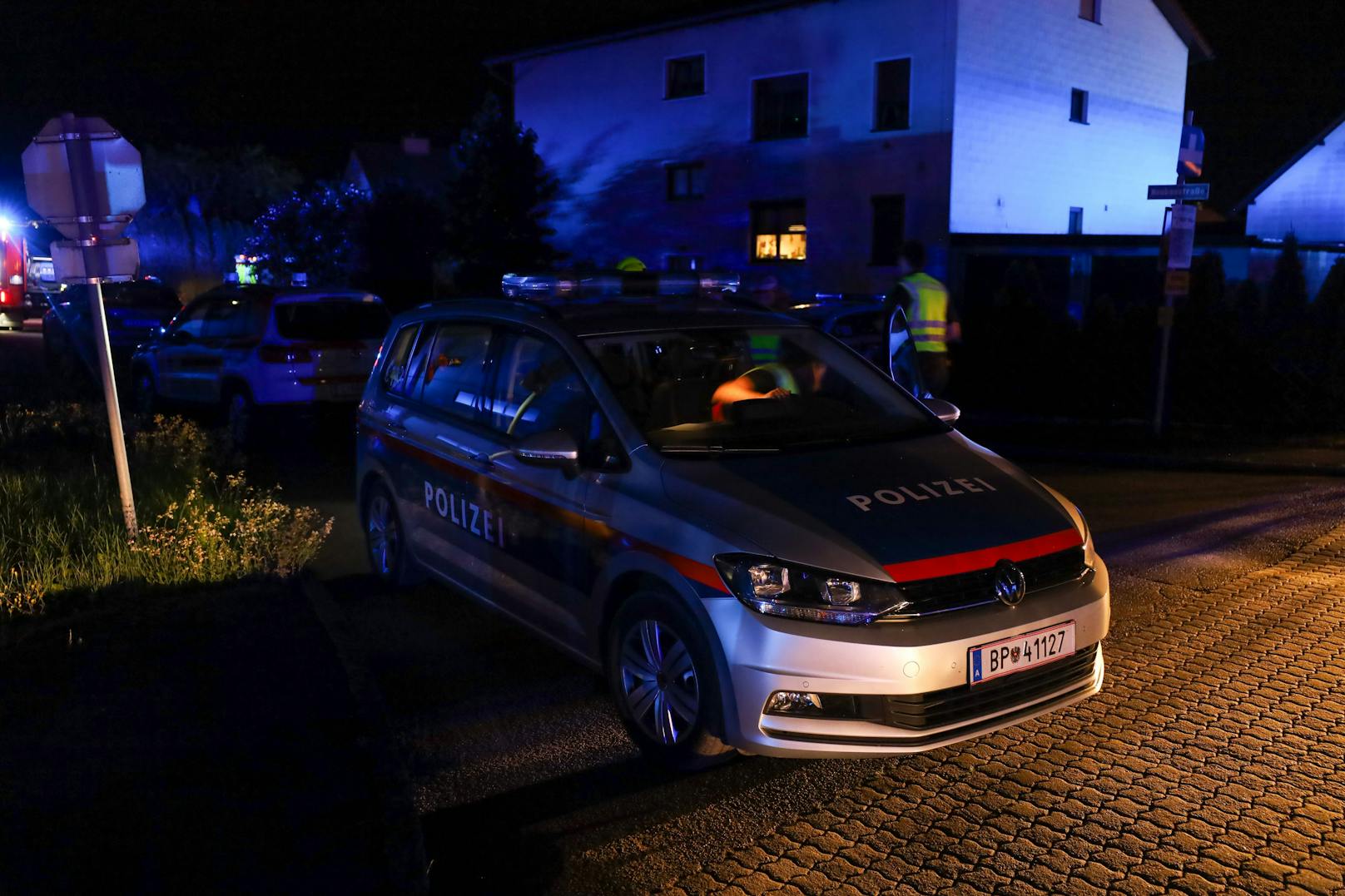 Eine größere Gasexplosion hat am späten Dienstagabend in Ansfelden (Bezirk Linz-Land) ein Wohnhaus in Brand gesetzt und für chaotische Szenen gesorgt.