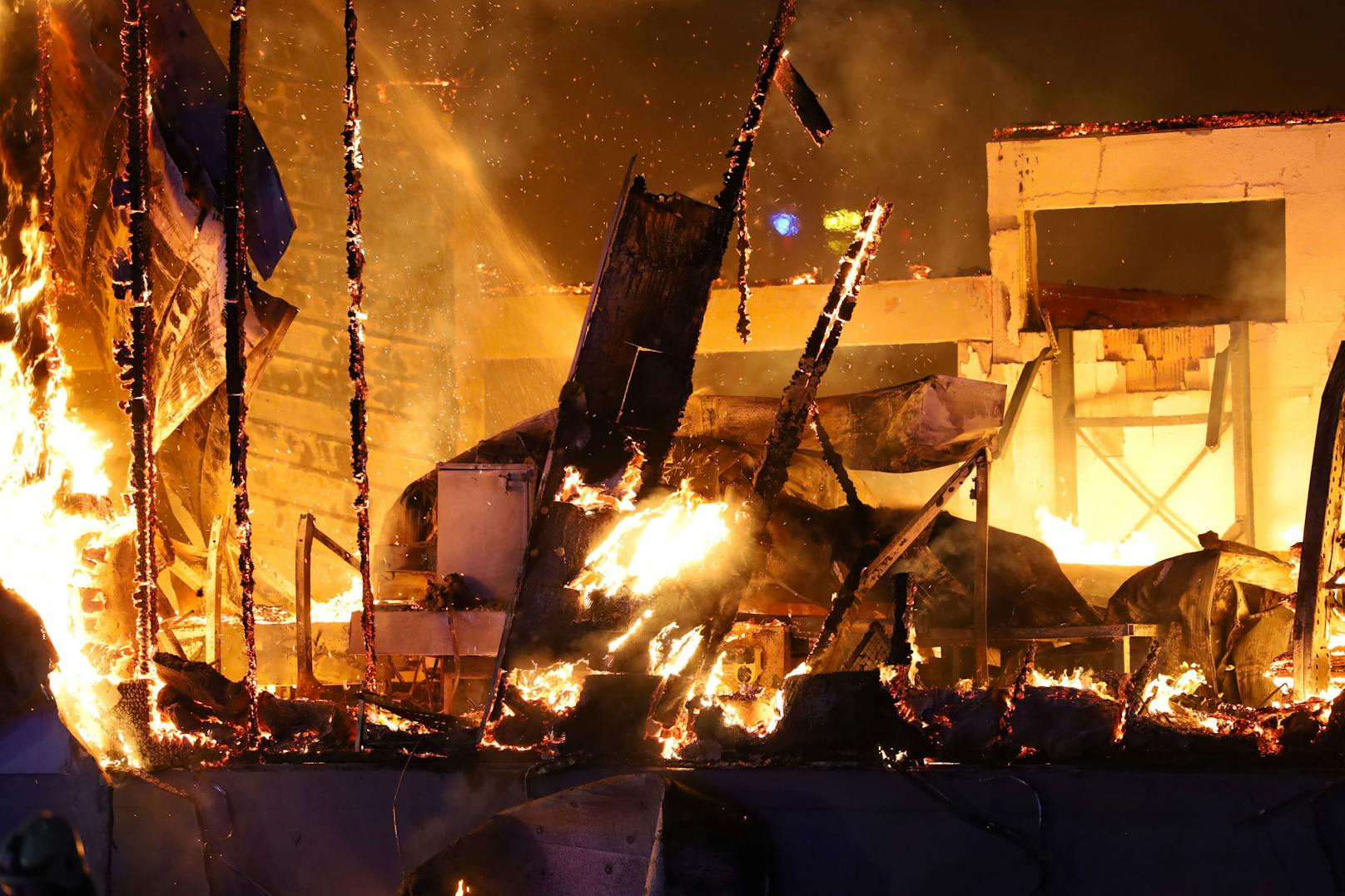 23 Feuerwehren standen am späten Dienstagabend und in der Nacht auf Mittwoch bei einem Großbrand eines Unternehmens im Gemeindegebiet von Taufkirchen an der Trattnach (Bezirk Grieskirchen) im Einsatz.