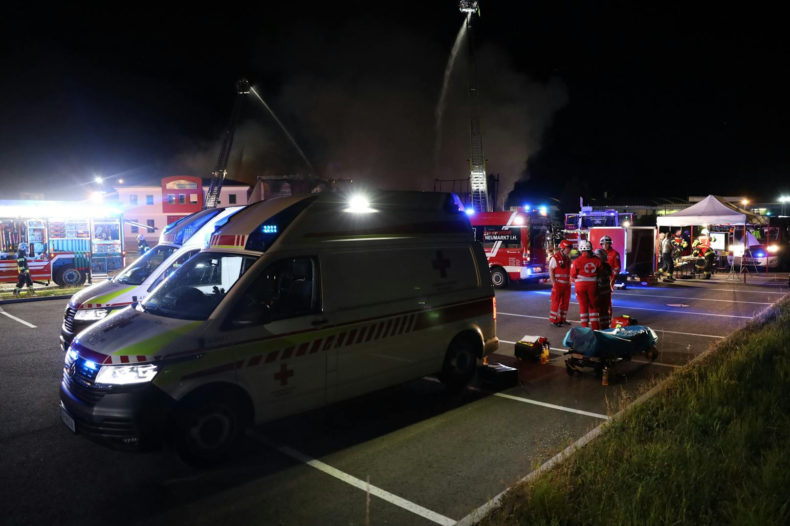 23 Feuerwehren standen am späten Dienstagabend und in der Nacht auf Mittwoch bei einem Großbrand eines Unternehmens im Gemeindegebiet von Taufkirchen an der Trattnach (Bezirk Grieskirchen) im Einsatz.