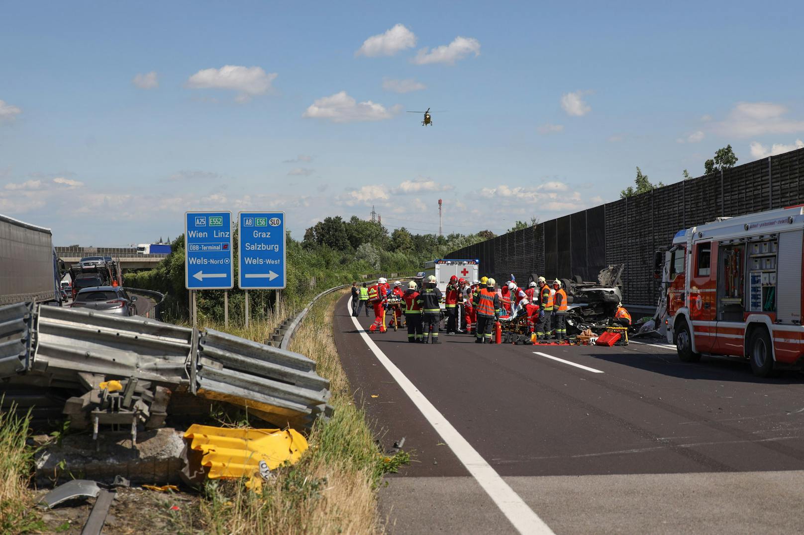 Der Kleinbus raste erst in den Aufpralldämpfer und wurde von diesem in das Wohnmobil geschleudert.