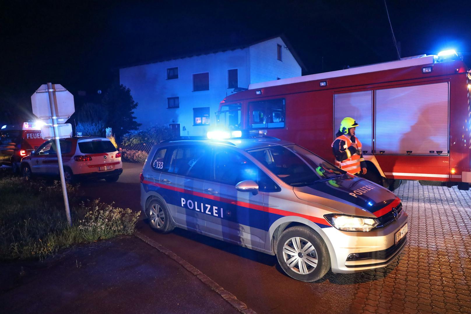 Eine größere Gasexplosion hat am späten Dienstagabend in Ansfelden (Bezirk Linz-Land) ein Wohnhaus in Brand gesetzt und für chaotische Szenen gesorgt.