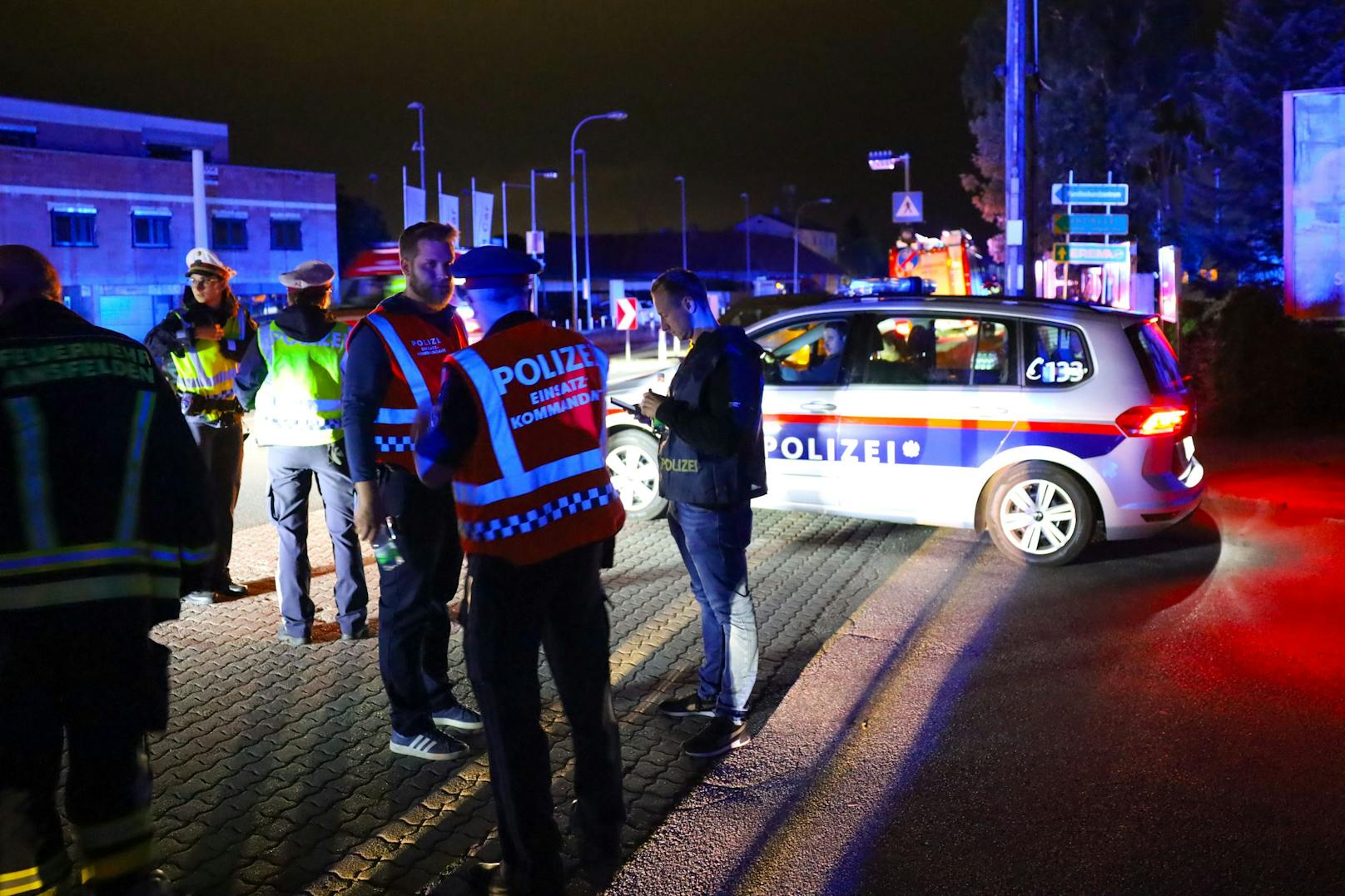 Eine größere Gasexplosion hat am späten Dienstagabend in Ansfelden (Bezirk Linz-Land) ein Wohnhaus in Brand gesetzt und für chaotische Szenen gesorgt.