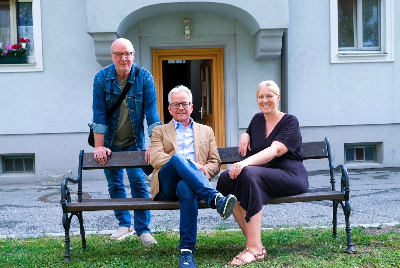 Stadträtin für Soziales Sabine Simonich, Bruck-Stadtchef Gerhard Weil und Zoran Stankovic bei den Gemeindebauten in der Hanuschstraße.
