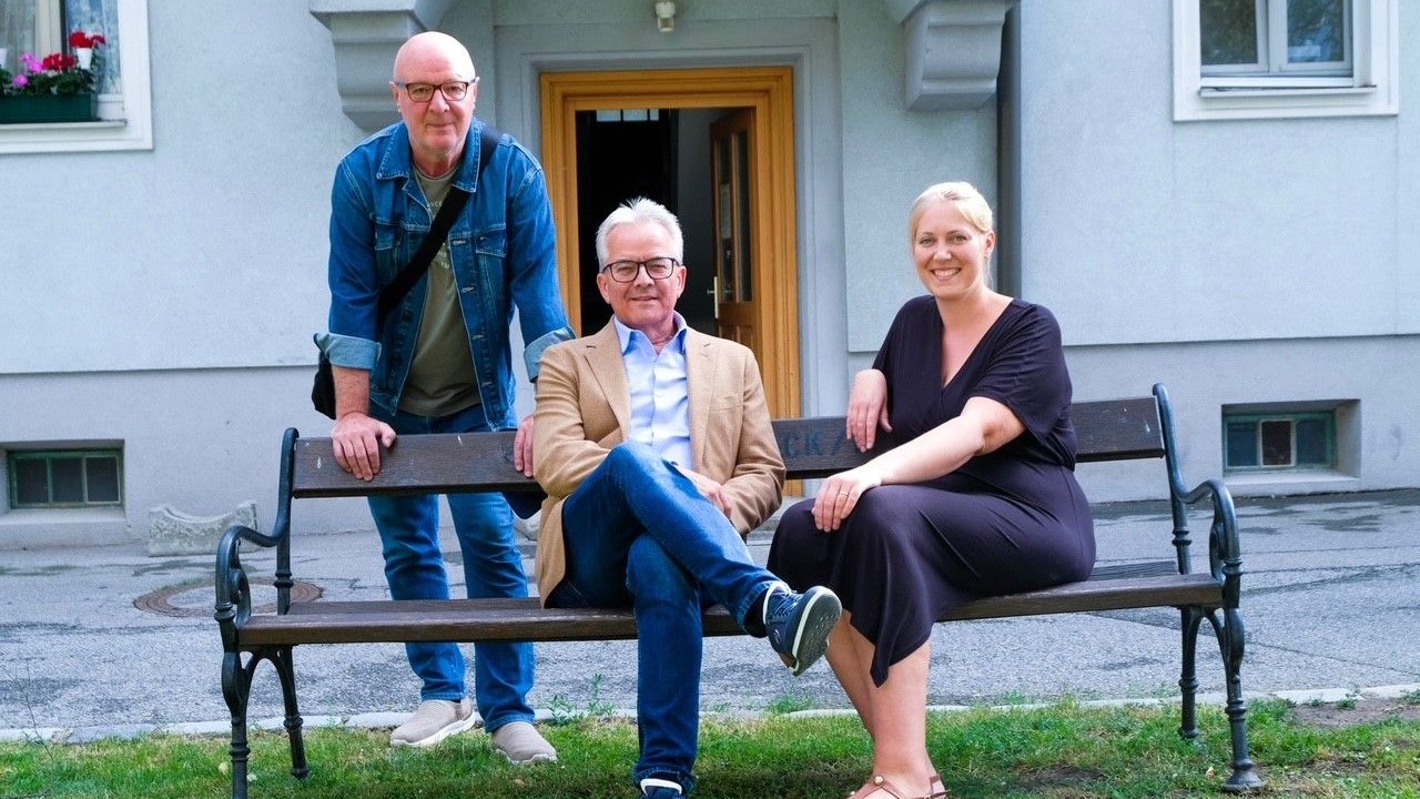 Im Bild: Stadträtin für Soziales Sabine Simonich, Stadtchef Gerhard Weil und Zoran Stankovic bei den Gemeindebauten in der Hanuschstraße.