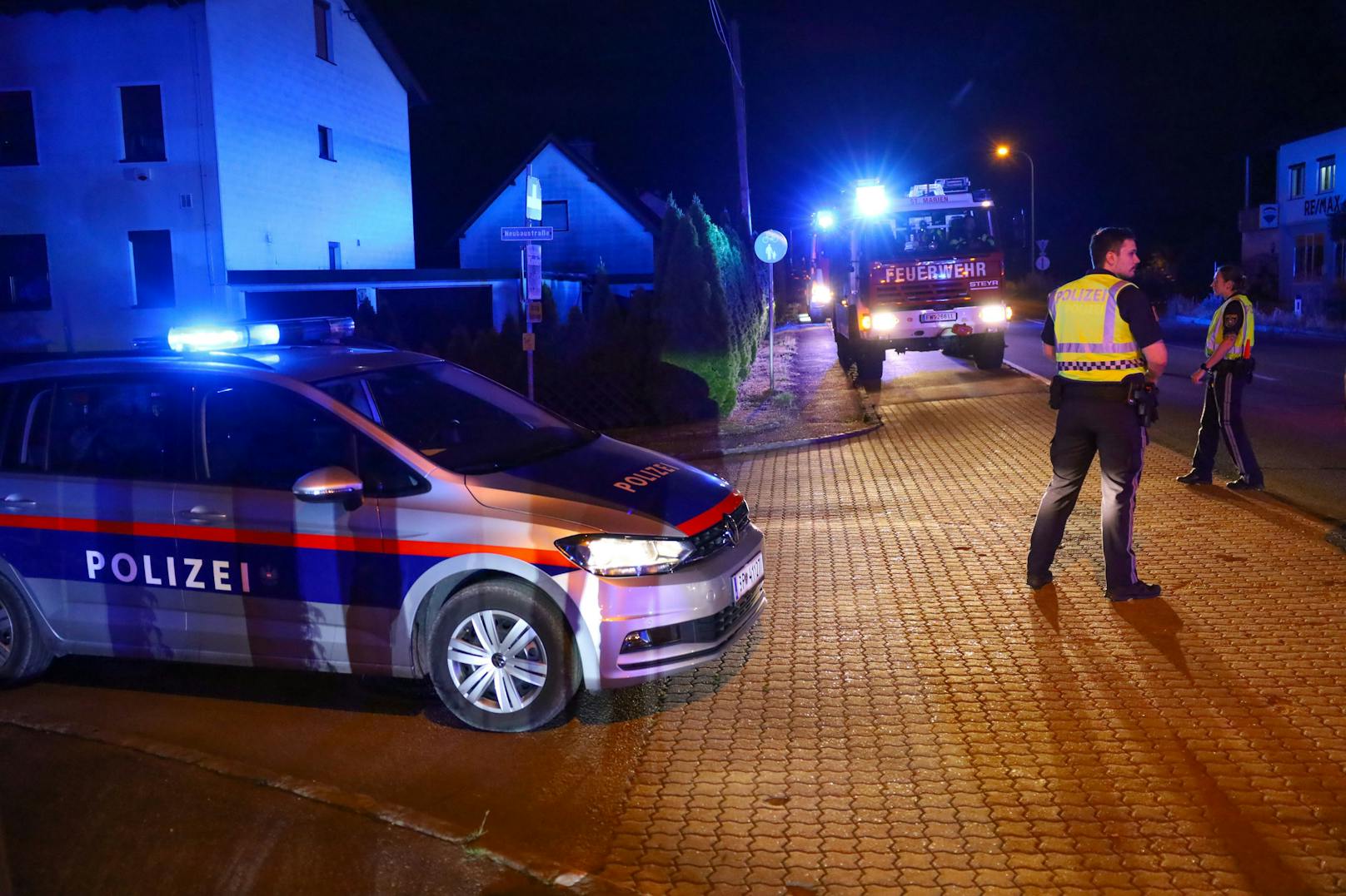 Eine größere Gasexplosion hat am späten Dienstagabend in Ansfelden (Bezirk Linz-Land) ein Wohnhaus in Brand gesetzt und für chaotische Szenen gesorgt.