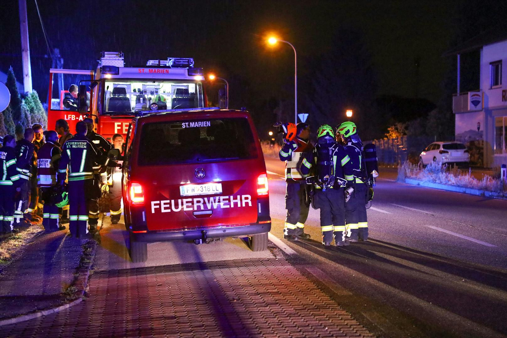 Eine größere Gasexplosion hat am späten Dienstagabend in Ansfelden (Bezirk Linz-Land) ein Wohnhaus in Brand gesetzt und für chaotische Szenen gesorgt.