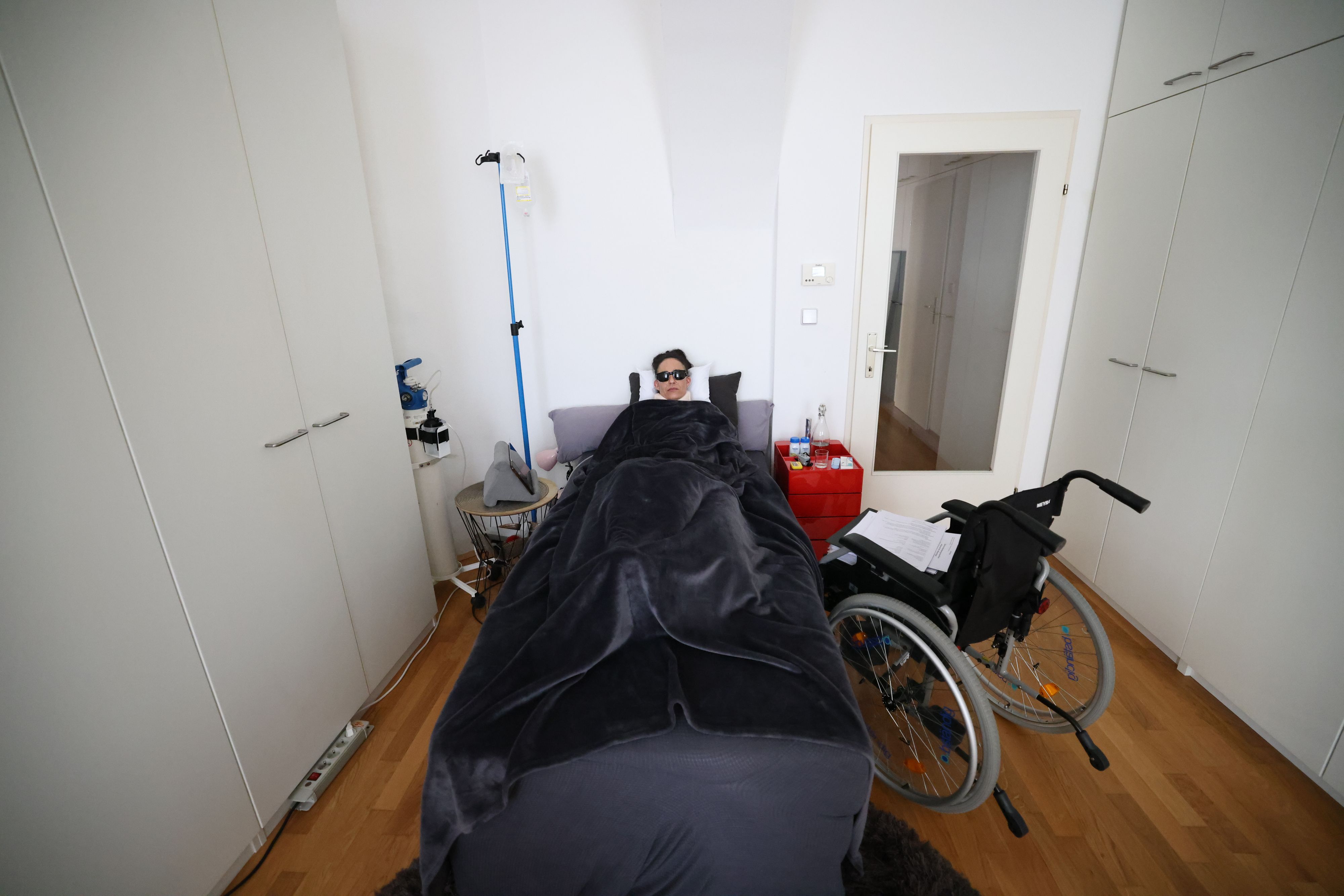 Victoria L. ist an Long Covid erkrankt. Sie kann ihr Haus nicht mehr verlassen und kaum gehen. 