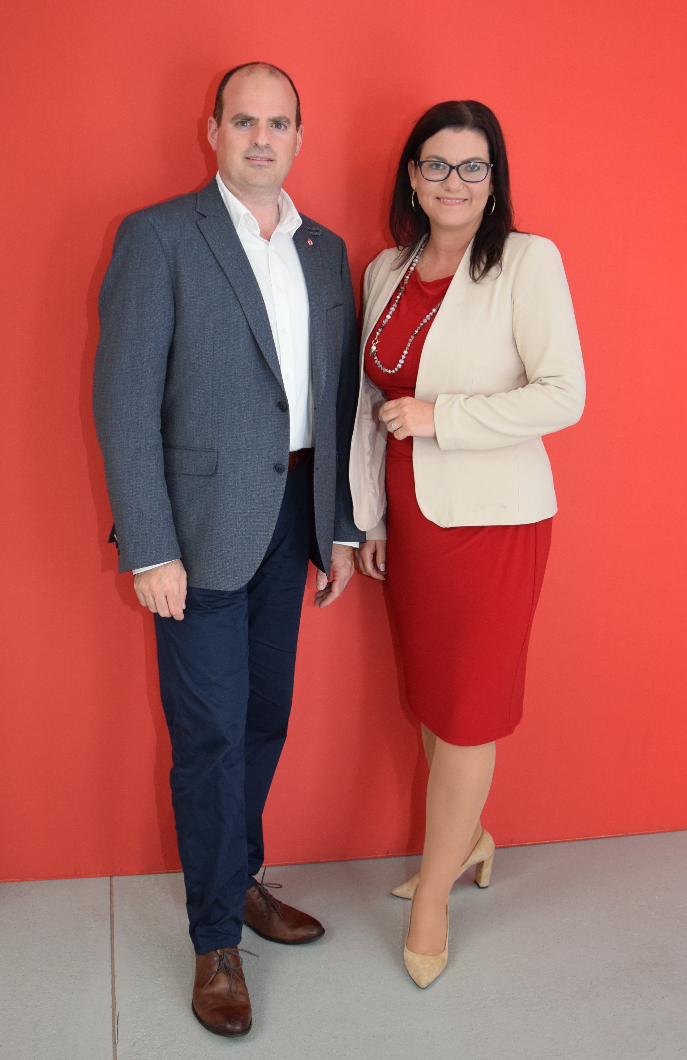 Nationalratsabgeordnete Melanie Erasim (re.) und Landtags-Mandatar René Zonschits (li.) setzen sich für bessere Kassenarzt-Bedingungen ein.