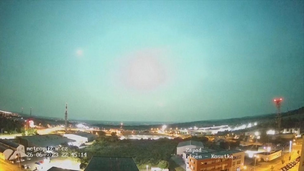 Der Himmel wurde plötzlich grün. Das Aufleuchten stellte den Vollmond in den Schatten.