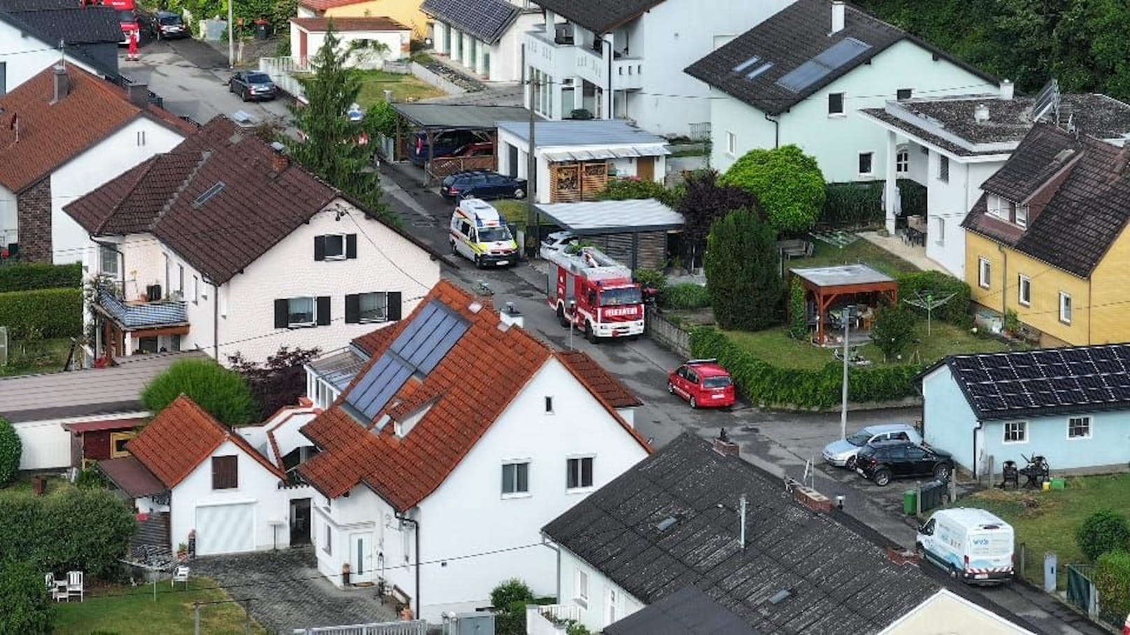 Die ganze Siedlung wurde vorerst behördlich abgeriegelt. Die rund 100 Einwohner sind im Rathaus untergebracht worden.