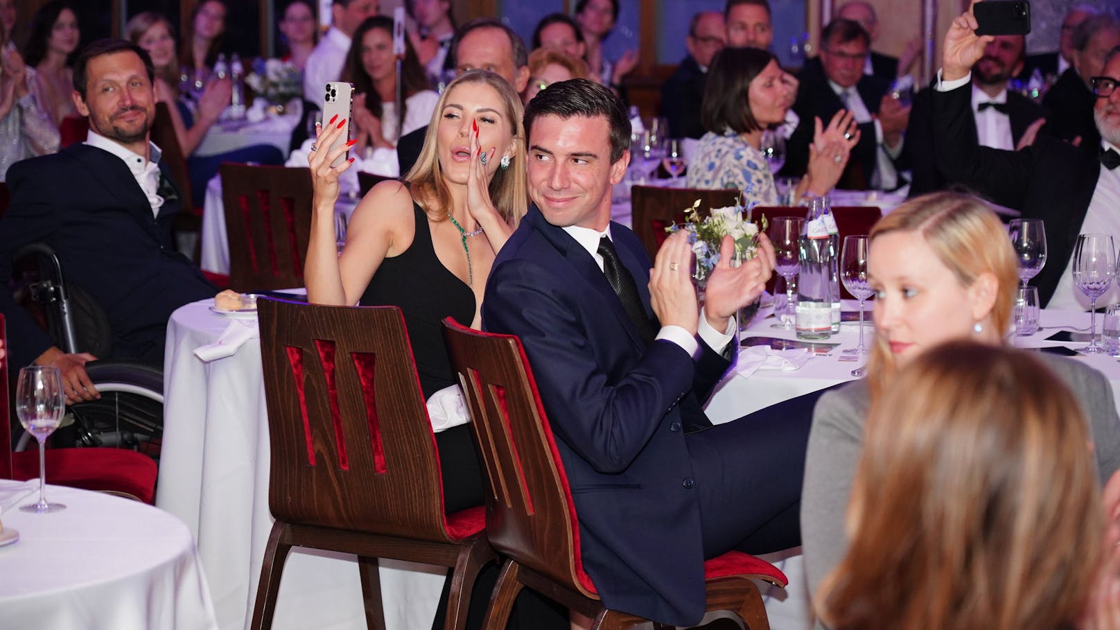 Liebes-Gala in der Bundeshauptstadt! Mark Mateschitz und Victoria Swarovski tauchten plötzlich im Wiener Palais Ferstel auf. Das Liebespaar klatschte und filmte sich durch den Abend – für Fotos posieren wollten die beiden aber nicht.