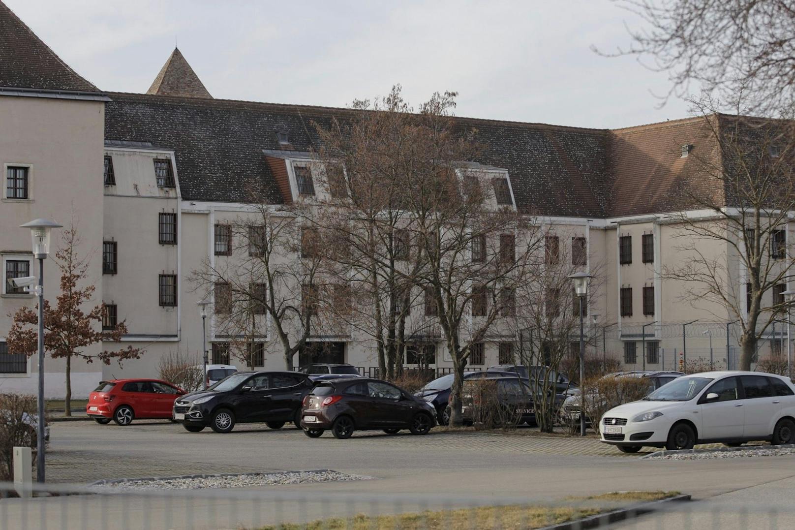 Feuer in der Justizanstalt Göllersdorf forderte einen toten Häftling und sechs verletzte Beamte