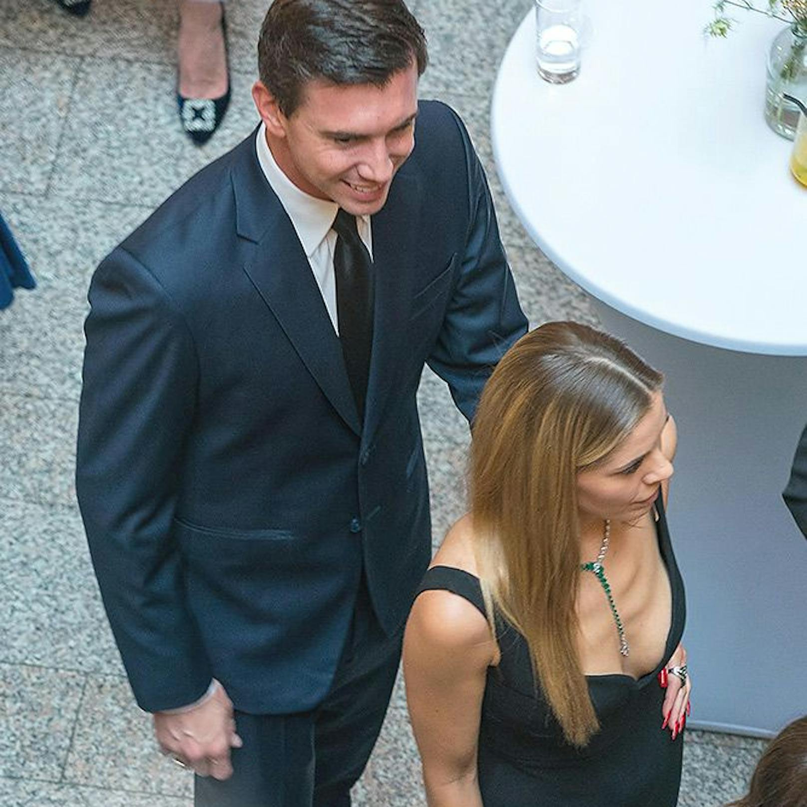 Liebes-Gala in der Bundeshauptstadt! Mark Mateschitz und Victoria Swarovski tauchten plötzlich im Wiener Palais Ferstel auf. Das Liebespaar klatschte und filmte sich durch den Abend – für Fotos posieren wollten die beiden aber nicht.