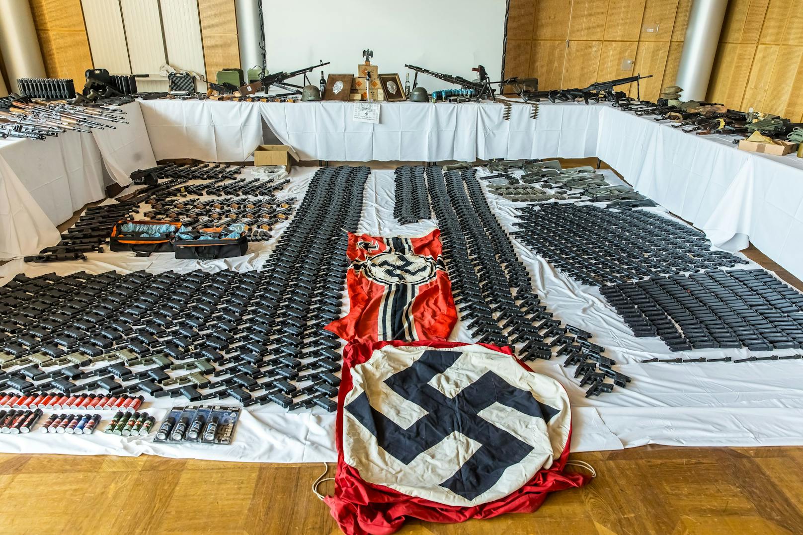 In Österreich wurden sechs Mitglieder einer rechtsextremen Rockergruppe festgenommen. Bei Hausdurchsuchungen entdeckten Ermittler ein Waffenarsenal.