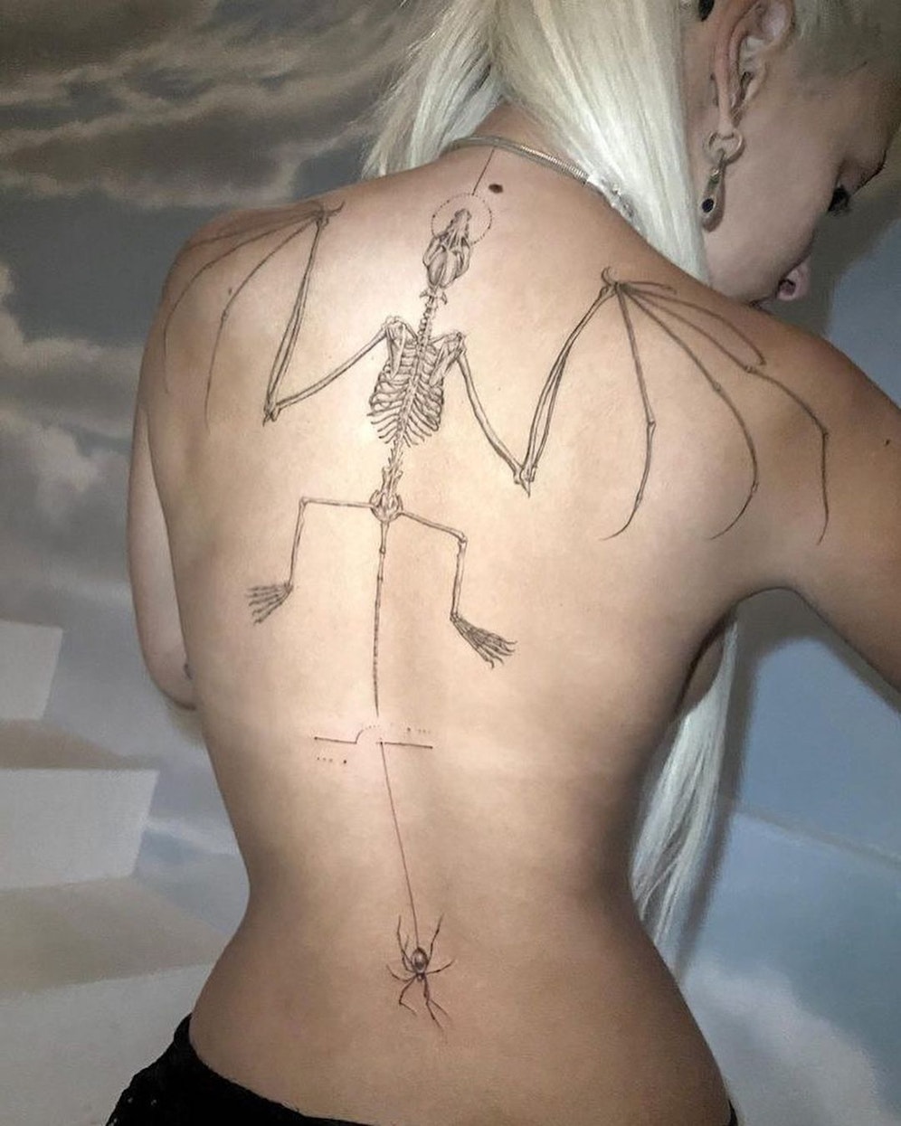 Doja Cat zeigt ihre neuen Tattoos. Eine skelettierte Fledermaus 
