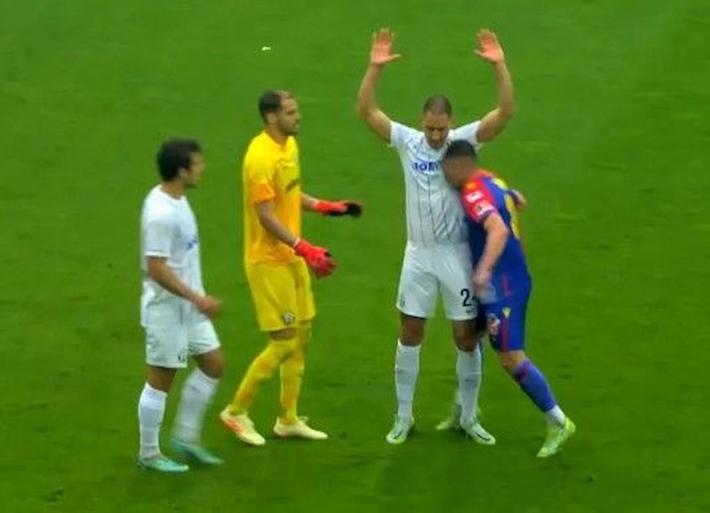 Taulant Xhaka attackiert Gegner Nikola Katic mit dem Kopf.