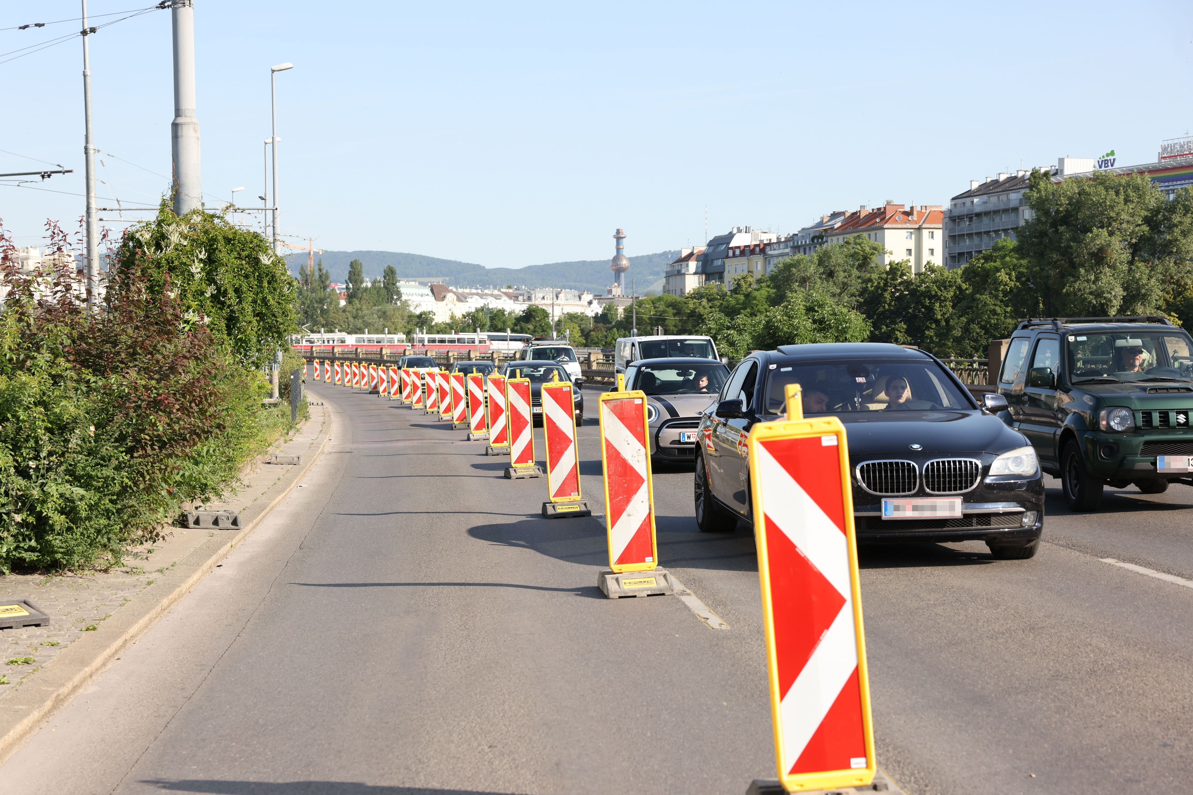 Ab der Augartenbrücke sind nur zwei Fahrstreifen befahrbar.