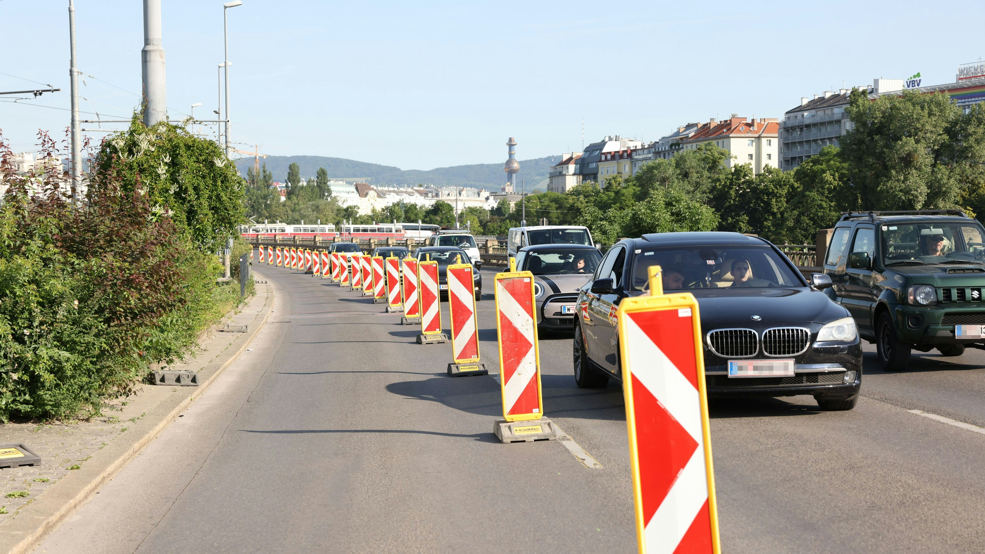 Ab der Augartenbrücke sind nur zwei Fahrstreifen befahrbar.