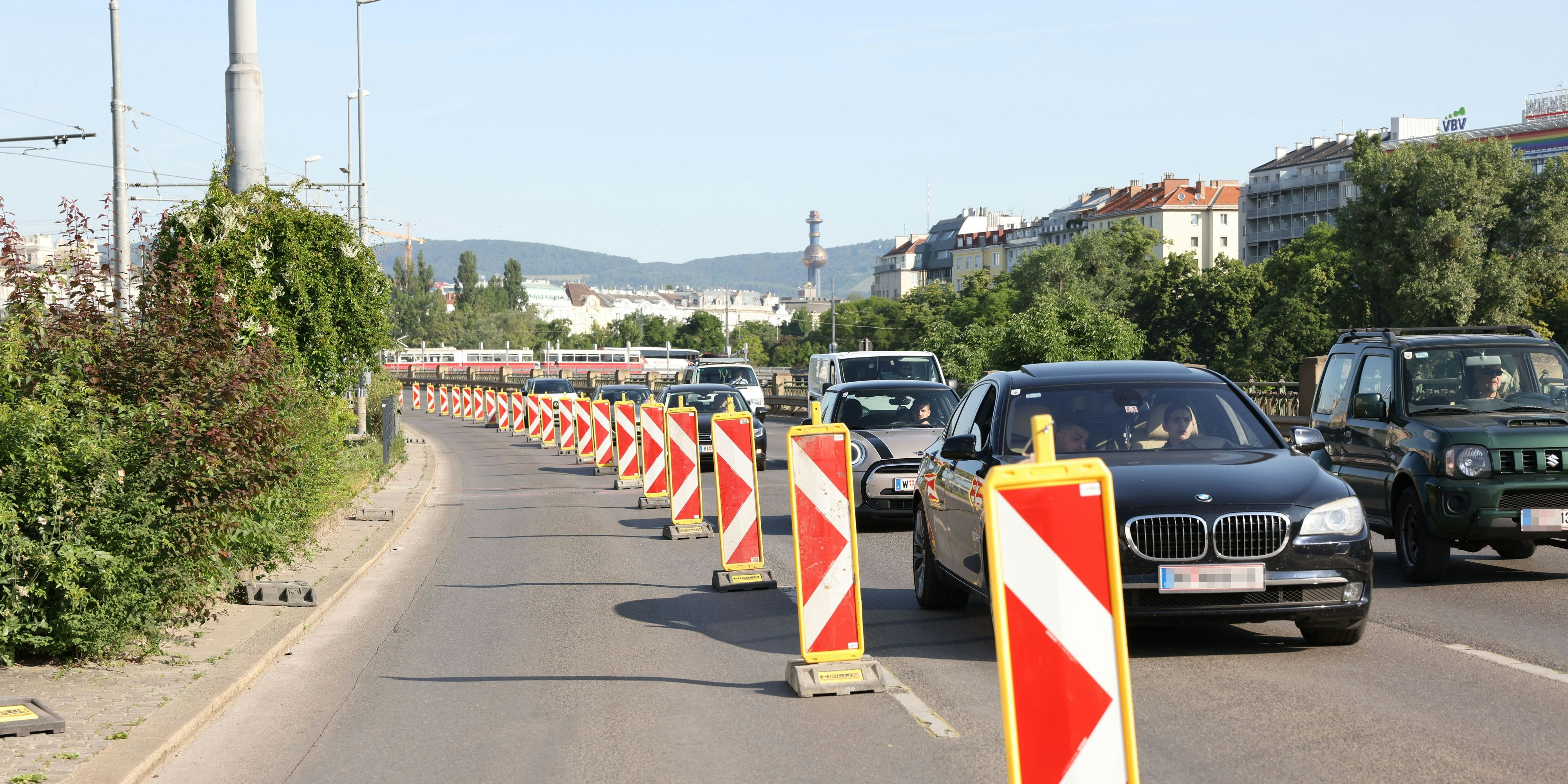 Ab der Augartenbrücke sind nur zwei Fahrstreifen befahrbar.