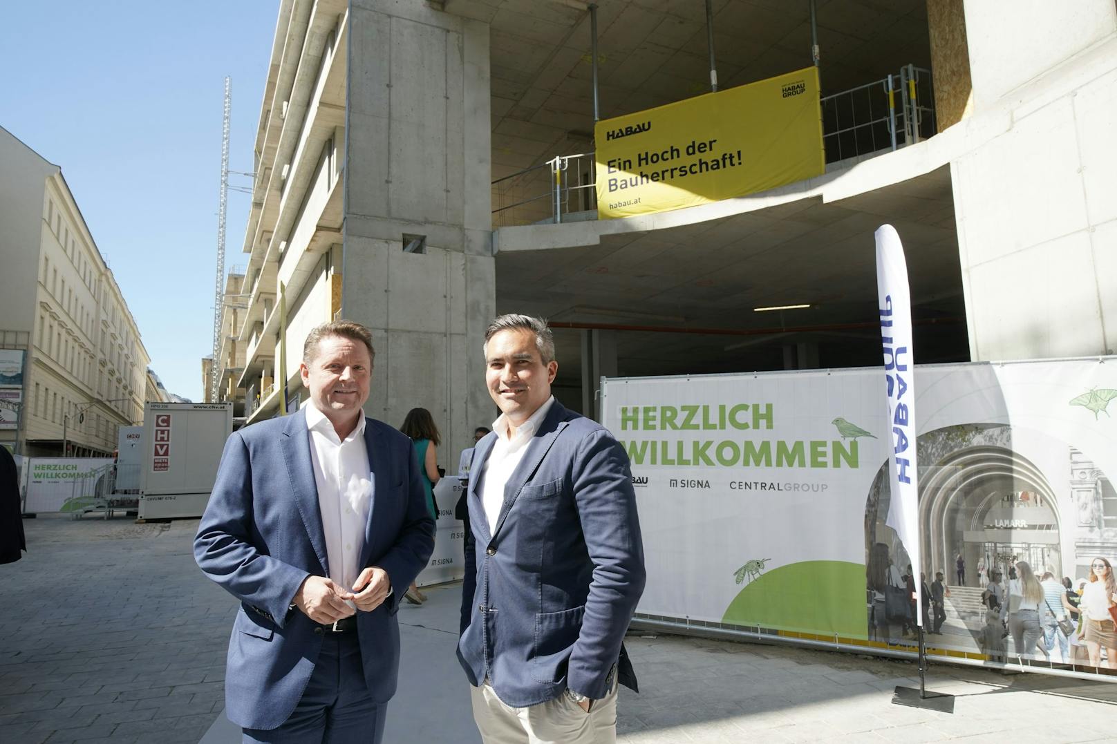 Claus Stadler (Vorstand Signa Prime) und&nbsp;Sean Hill (Central Group)&nbsp;luden zur Dachgleiche des Einkaufszentrums "Lamarr" auf der Mariahilfer Straße.