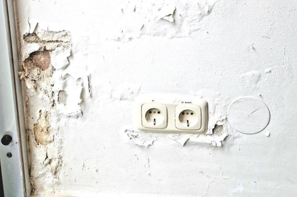 Überall Risse und Schimmel, schiefe Türen, verzogene Fenster: Das Gebäude, in dem auch Wachkomapatienten untergebracht sind, ist abbruchreif.