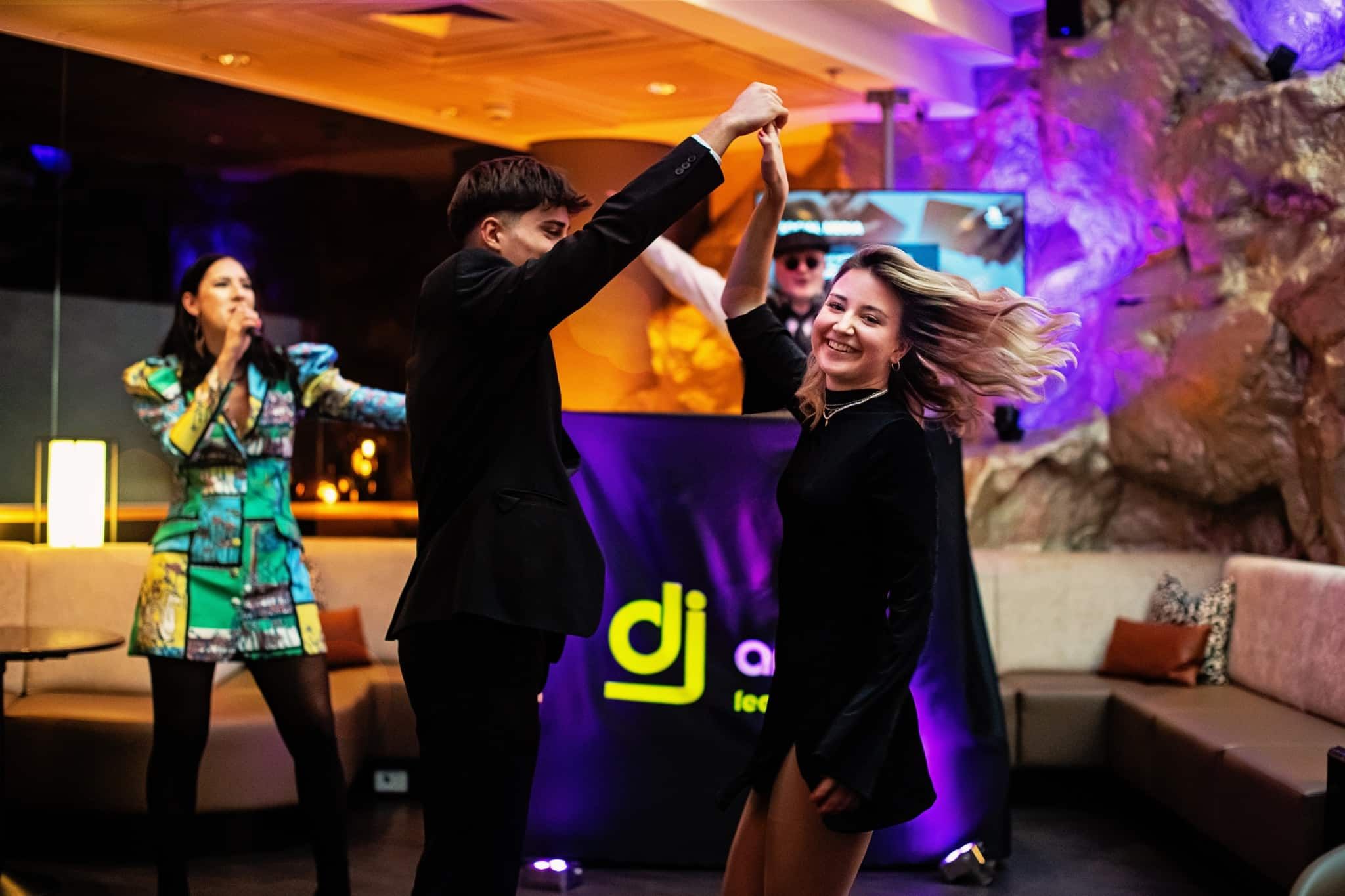 Taxi Tänzer heißt: für jeden gibt es einen Tanzpartner