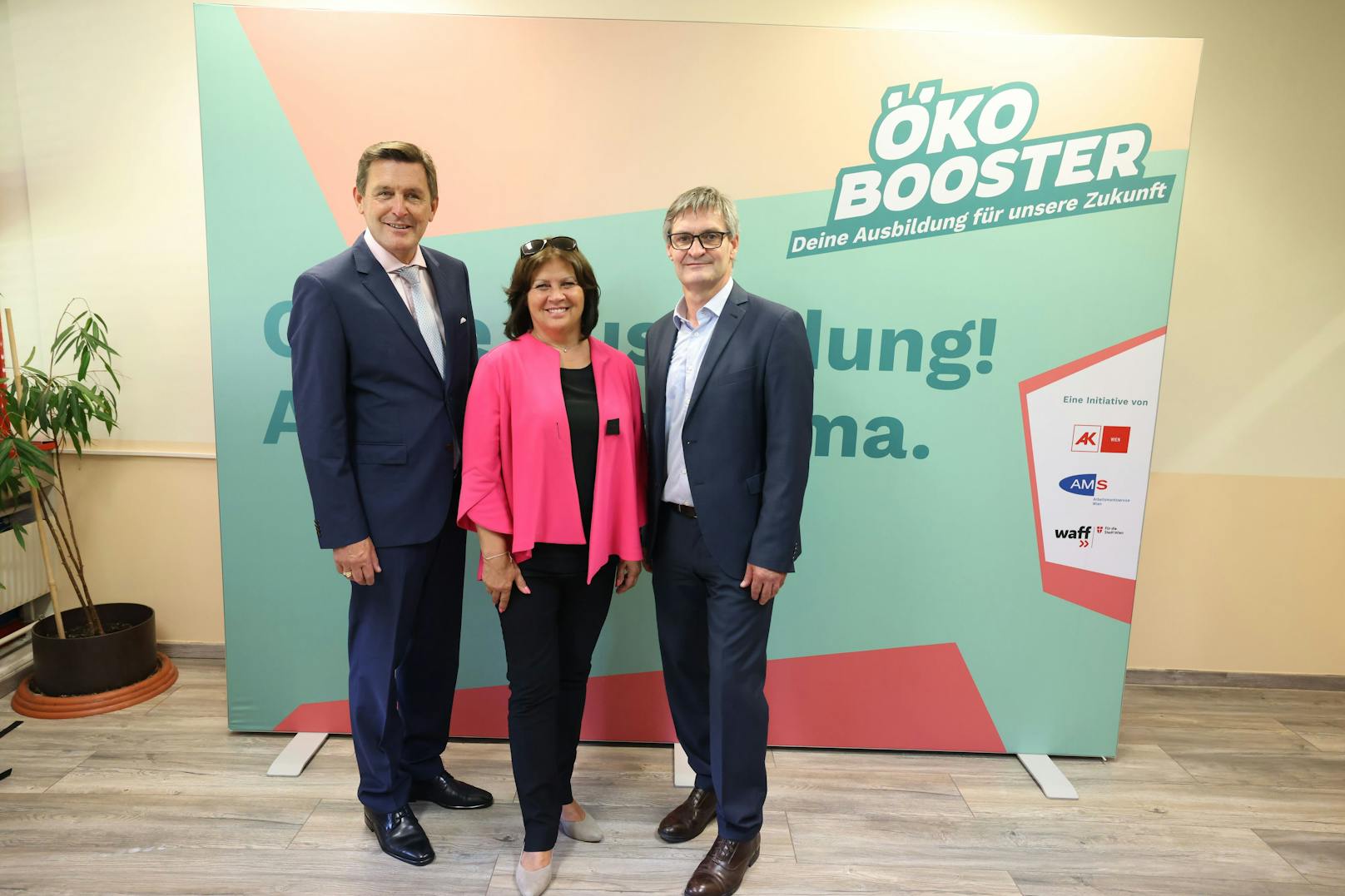 Wirtschaftsstadtrat Peter Hanke (SPÖ), AK-Präsidentin Renate Anderl und AMS-Geschäftsführer Winfried Göschl (v.l.) bei der Präsentation der neuen Initiative "Öko-Booster"