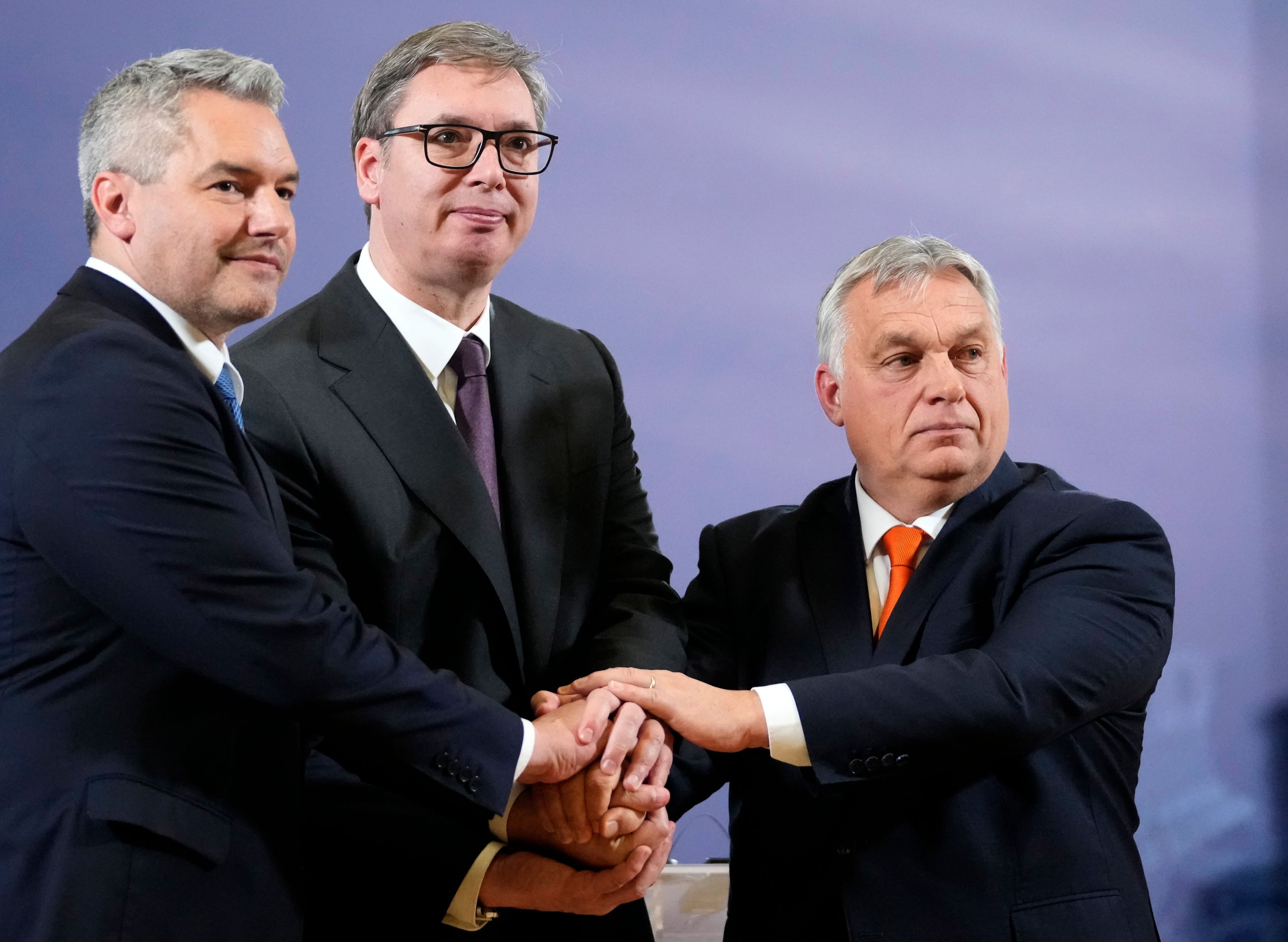 Download von www.picturedesk.com am 29.06.2023 (11:20).  Hungary's Prime Minister Viktor Orban, right, Serbian President Aleksandar Vucic, center, and Austria's Chancellor Karl Nehammer shake hands after a press conference after their trilateral meeting in Belgrade, Serbia, Wednesday, Nov. 16, 2022. (AP Photo/Darko Vojinovic) - 20221116_PD9022 - Rechteinfo: Rights Managed (RM)
