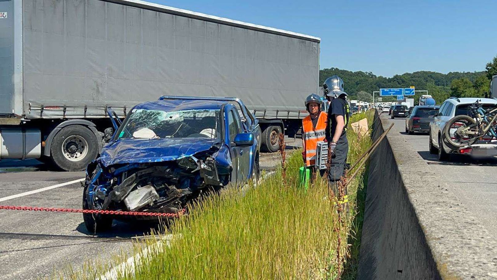 Eine eingeklemmte Person und Stau nach Unfall