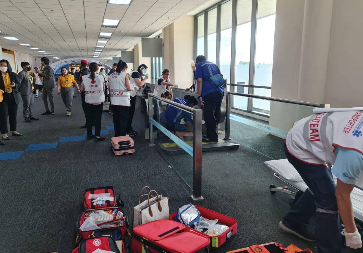 Ein Frau verfing sich am Donnerstag in einer flachen Rolltreppe am Flughafen Don Mueang. Ihr musste das Bein amputiert werden. 