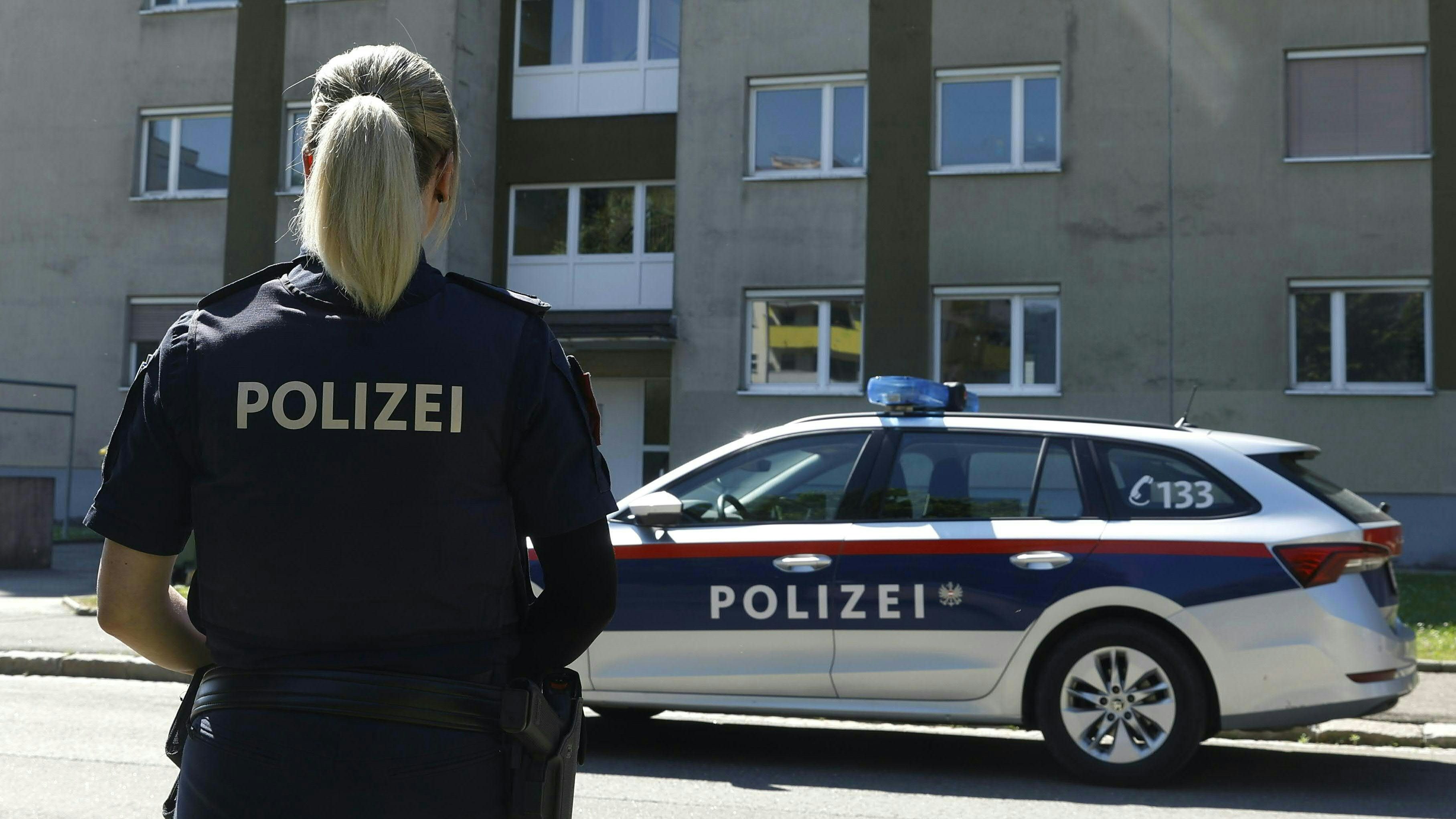Auch am Tag danach ist die Polizei noch vor Ort. 