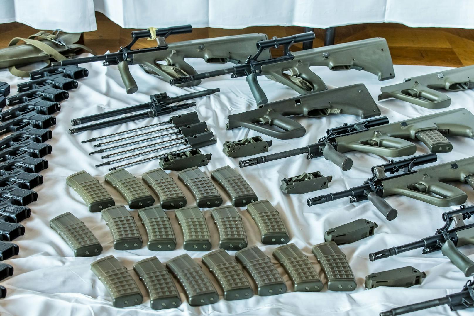 In Österreich wurden sechs Mitglieder einer rechtsextremen Rockergruppe festgenommen. Bei Hausdurchsuchungen entdeckten Ermittler ein Waffenarsenal.