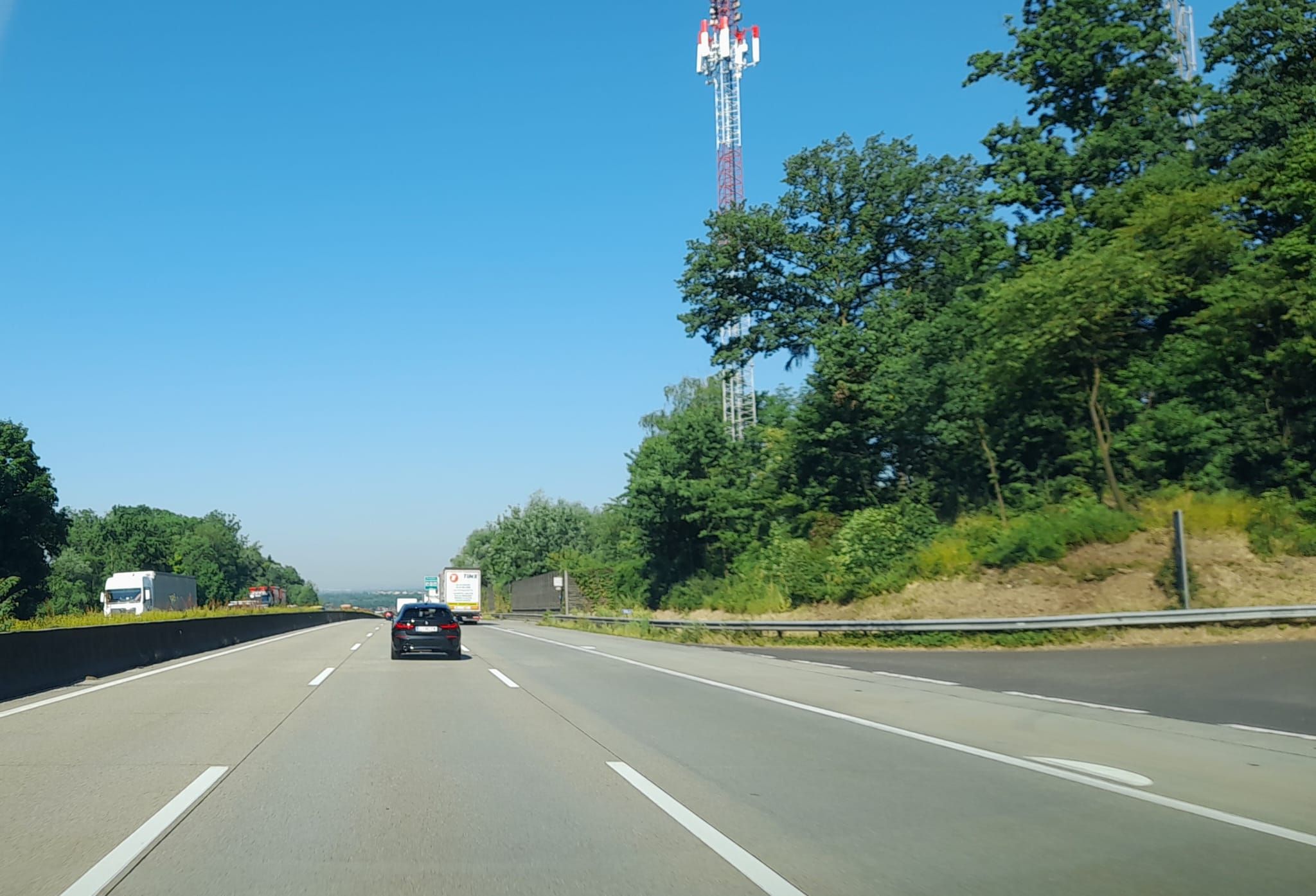 Wer ohne Grund auf dem linken oder mittleren Fahrstreifen fährt riskiert eine Strafe.