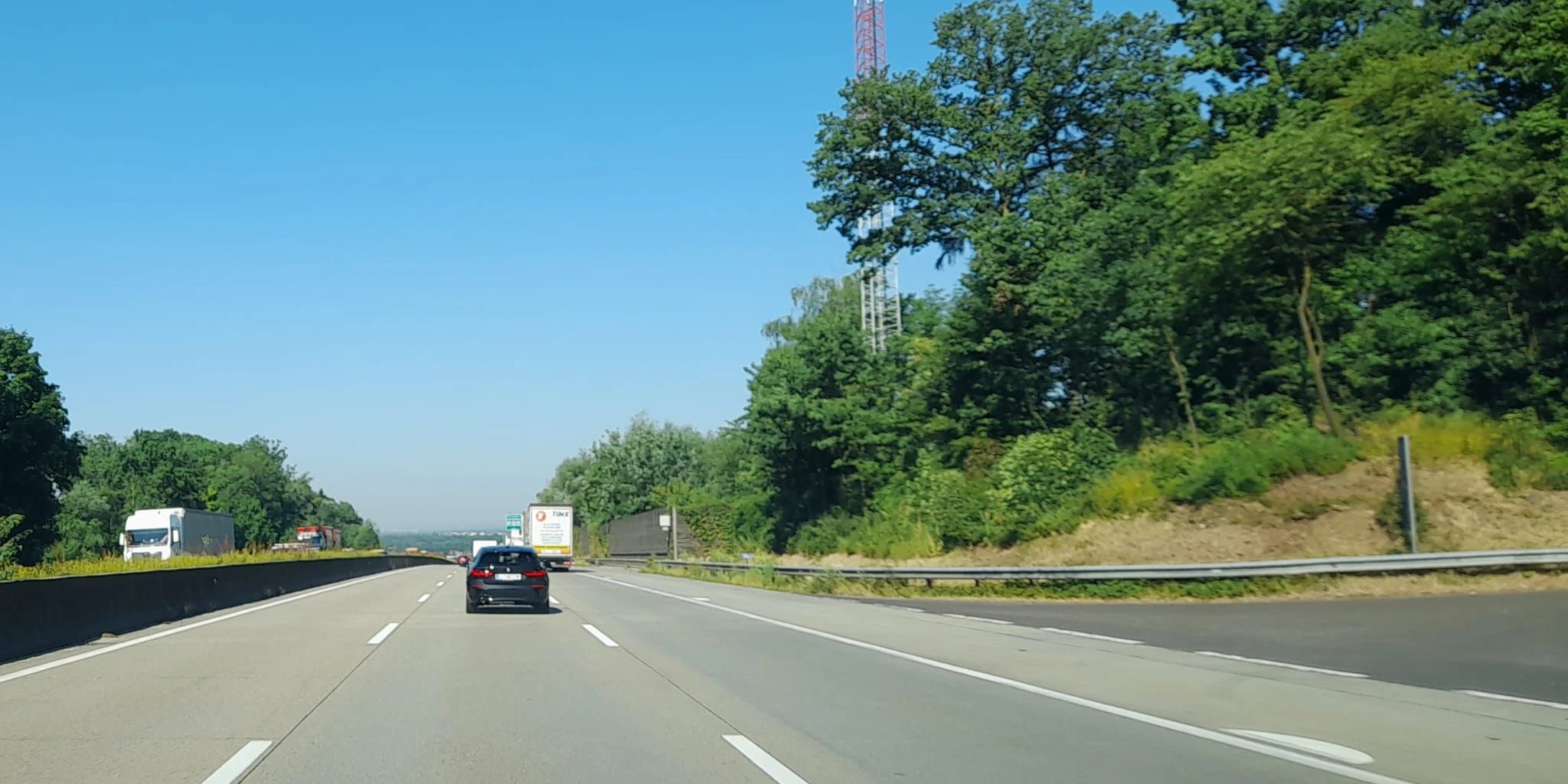 Wer ohne Grund auf dem linken oder mittleren Fahrstreifen fährt riskiert eine Strafe.