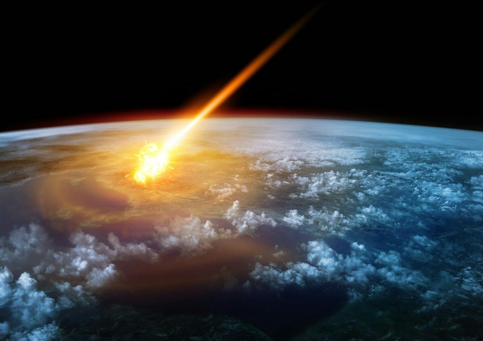 Tritt nun ein Meteoroid in die Erdatmosphäre ein, beginnt er zu verglühen. Es zeichnet sich ein helles Leuchten am Himmel ab, das man Meteor oder – besser bekannt – Sternschnuppe nennt.