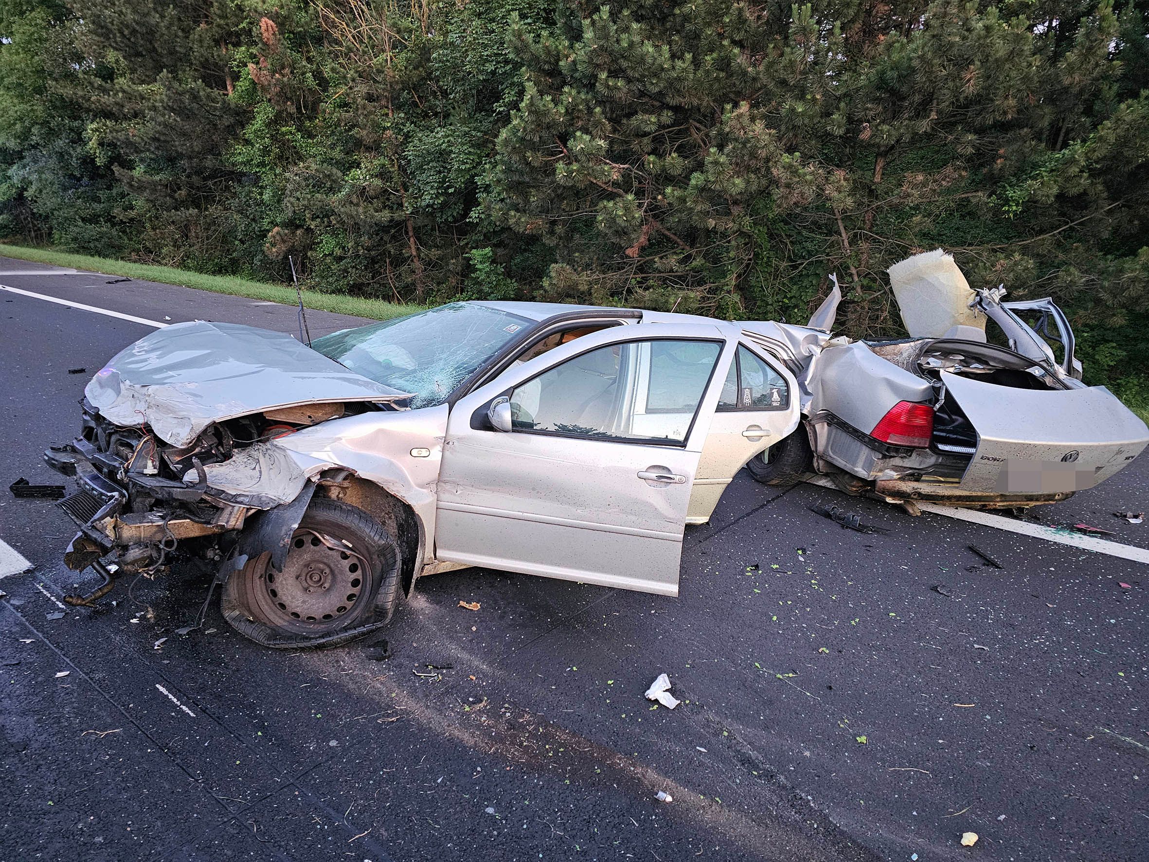 Auto In Zwei Teile Gerissen Auf A2 – Der Lenker überlebte | Heute.at