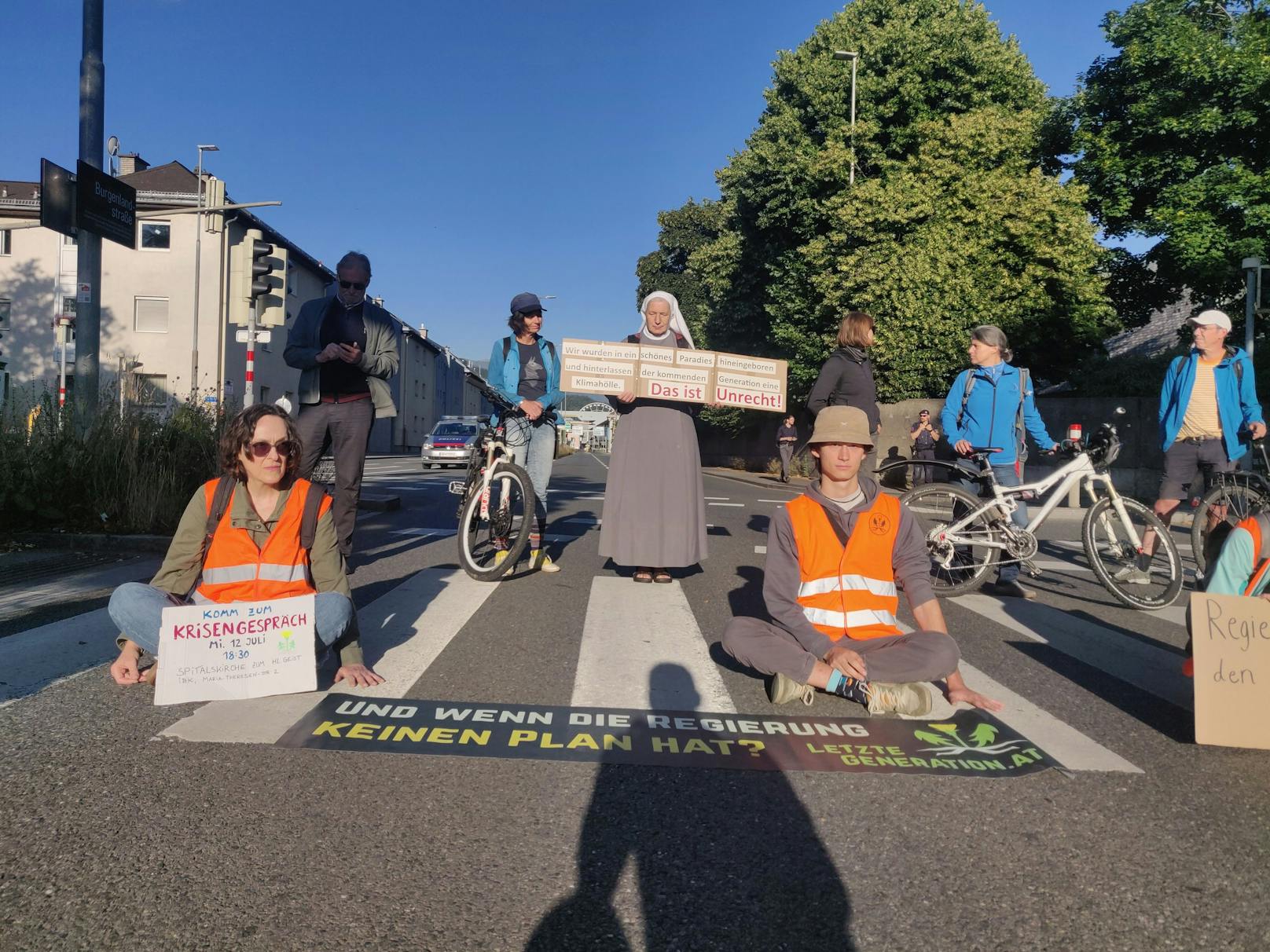 Aktivisten der Letzten Generation blockierten am Donnerstag den Innsbrucker Südring.