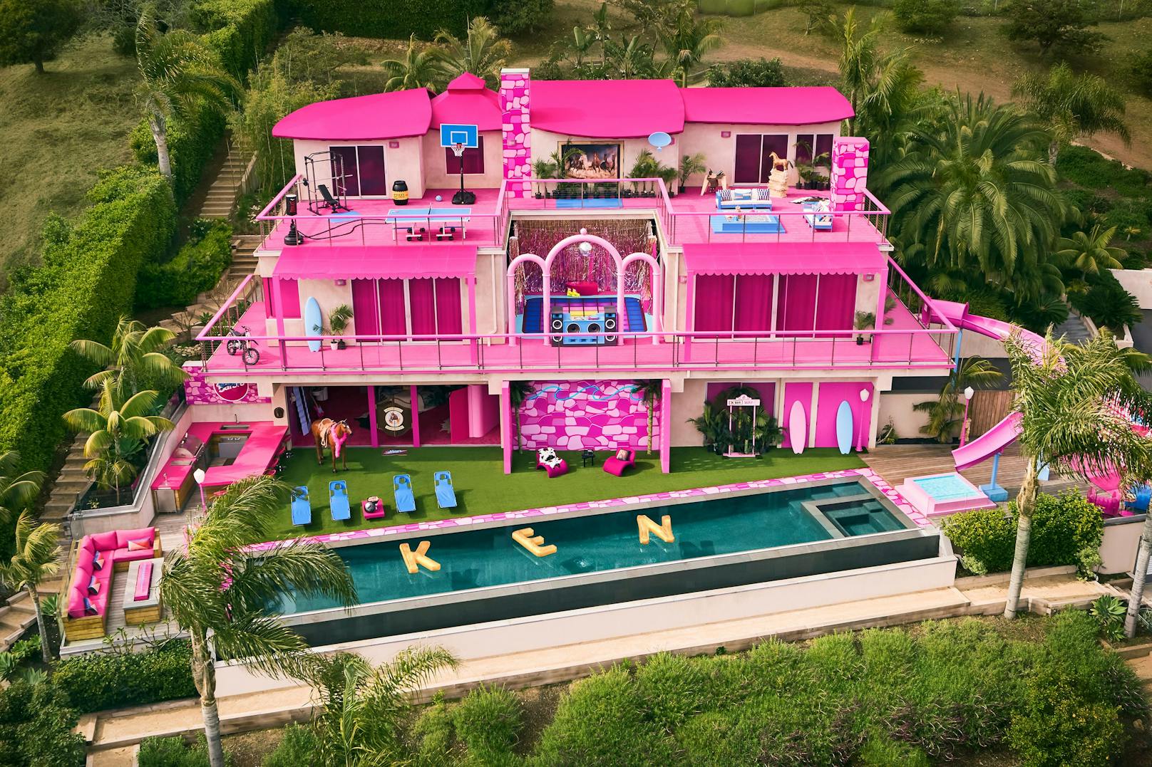 Vom rosafarbenem Plastik-Traumhaus soll man einen wunderbaren Panorama Blick über den Strand von Malibu genießen - vor allem vom Infinity Pool aus.