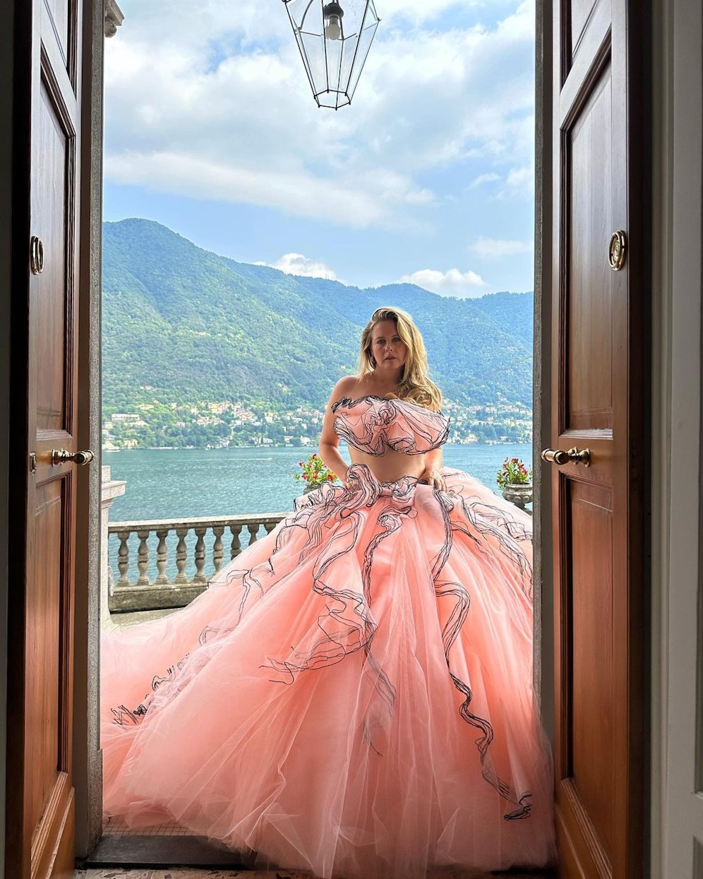 Alicia Silverstone in einer Traum-Robe am italienische Comer See.