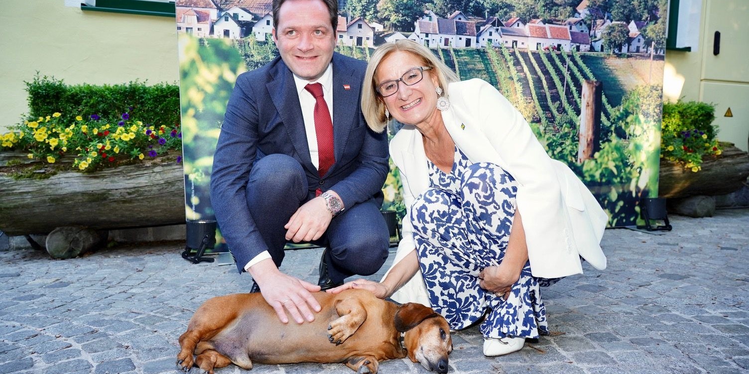 Mikl-Leitner mit Hausdackel