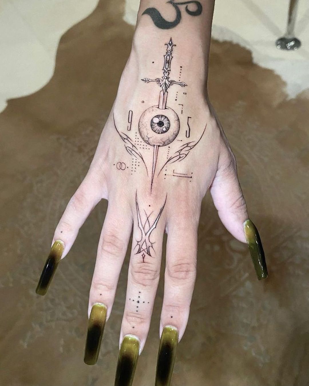 Die Zahlen 9 und 5 stehen für Doja Cats Geburtsjahr 1995.