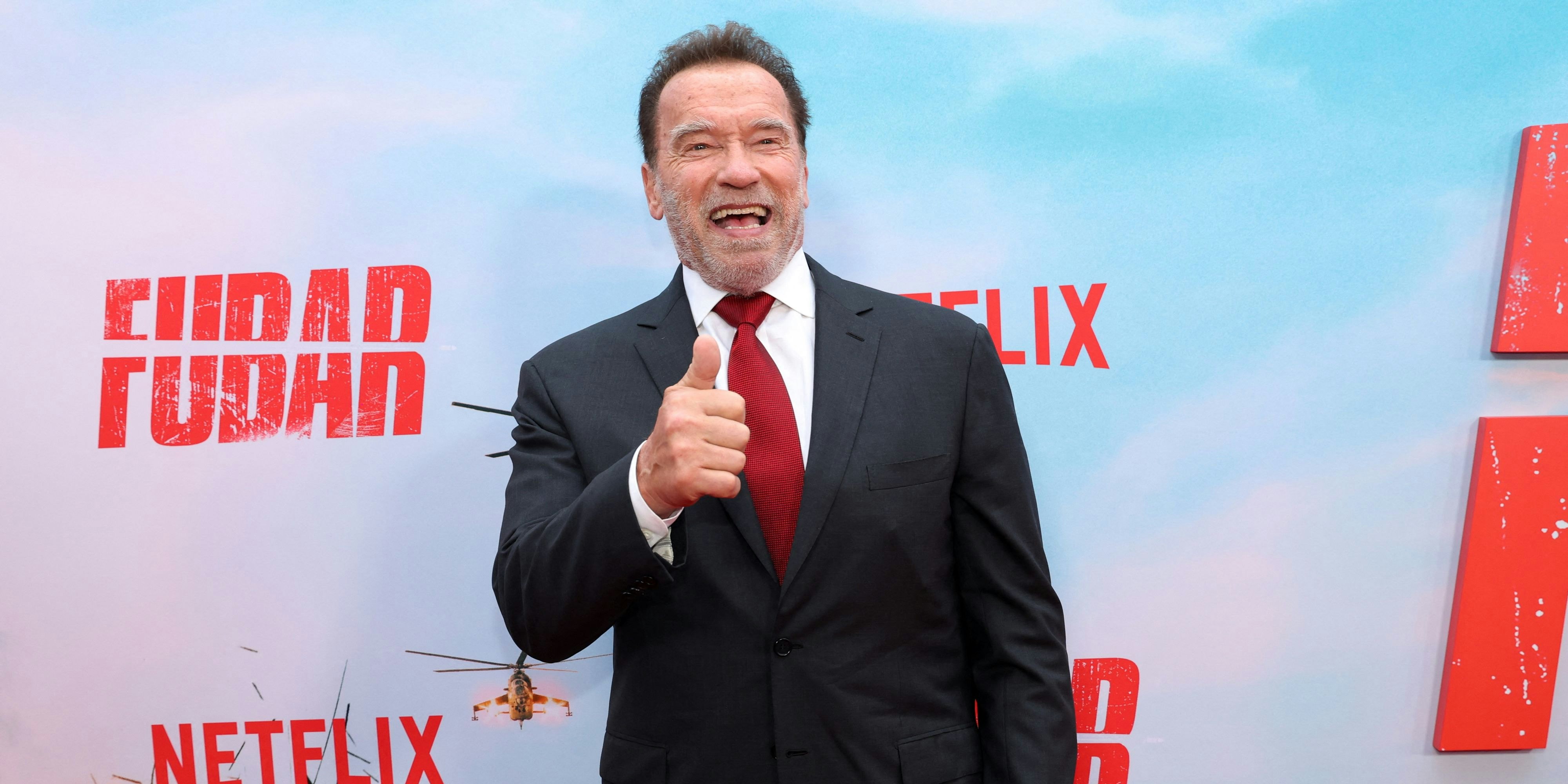 Arnold Schwarzenegger zeigt sich außergewöhnlich gelenkig.