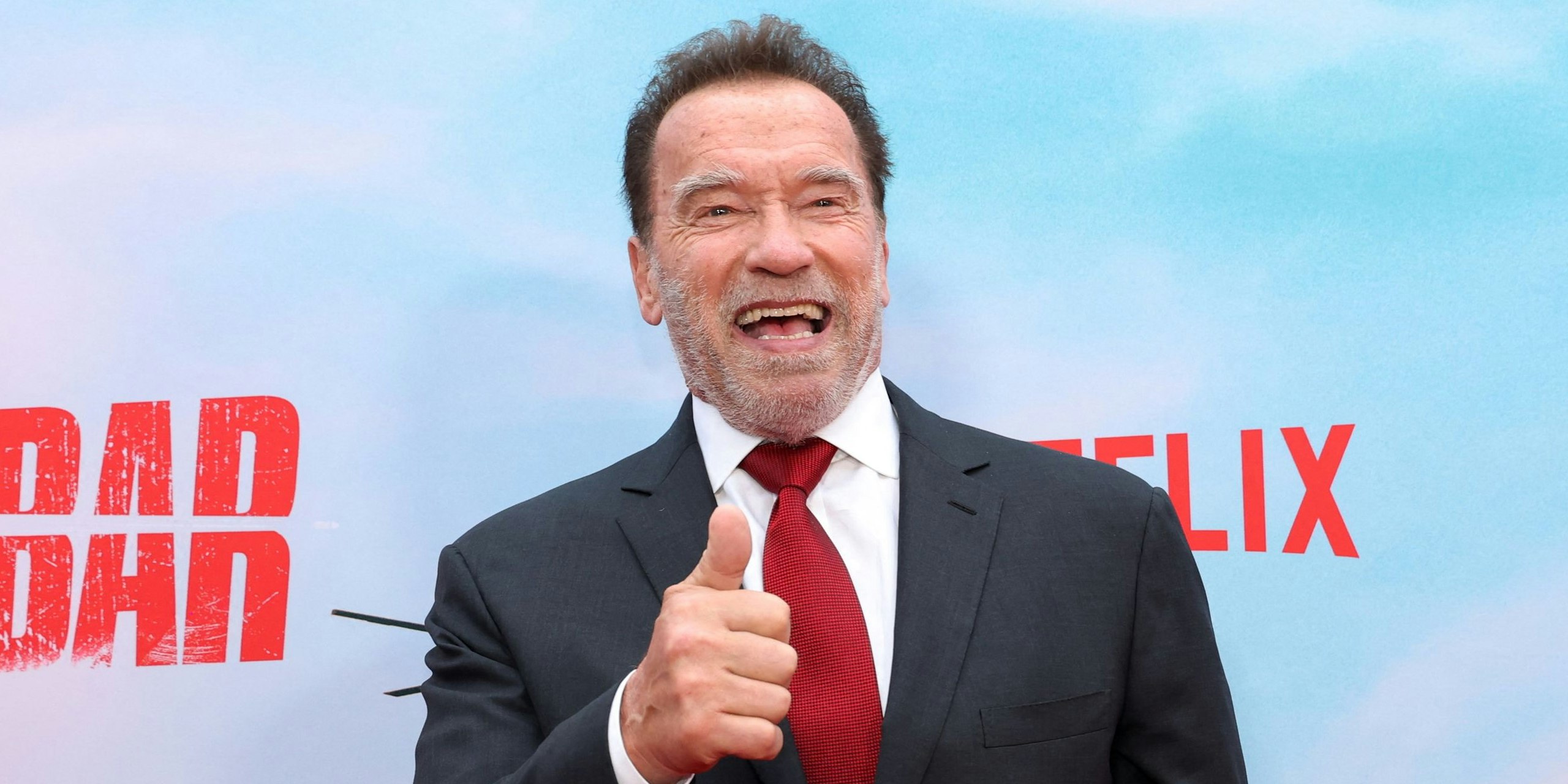 Arnold Schwarzenegger zeigt sich außergewöhnlich gelenkig.