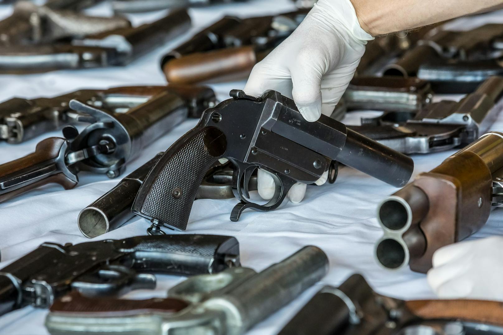 In Österreich wurden sechs Mitglieder einer rechtsextremen Rockergruppe festgenommen. Bei Hausdurchsuchungen entdeckten Ermittler ein Waffenarsenal.