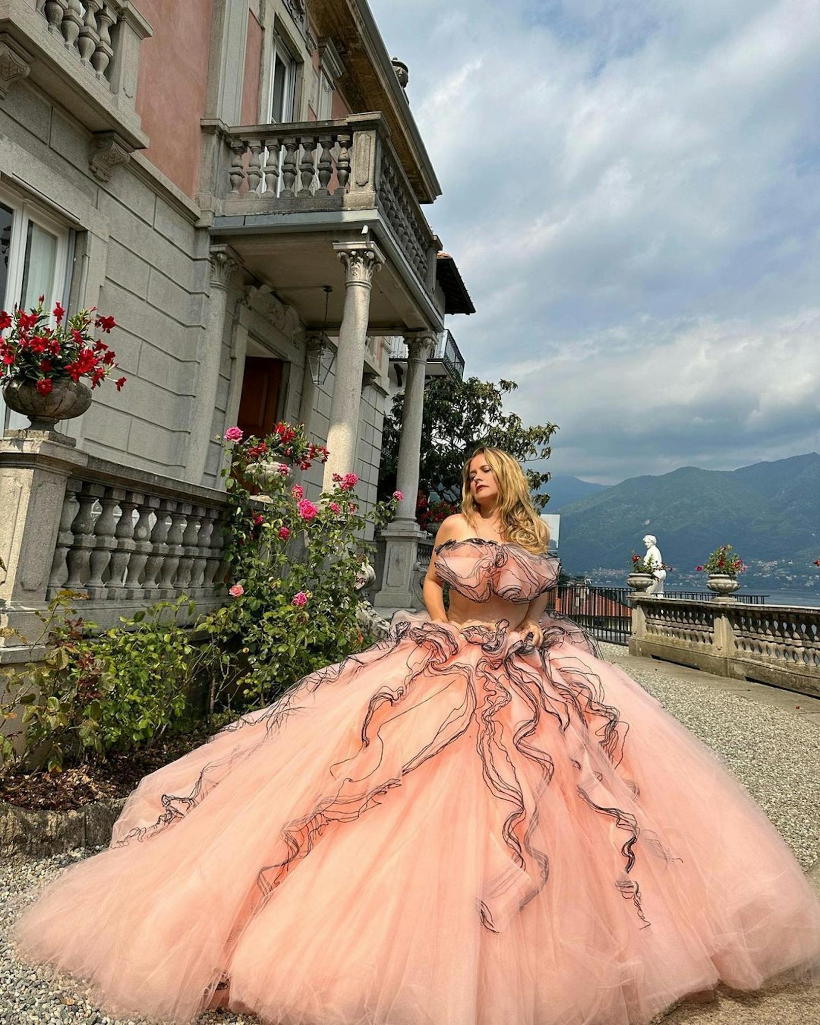 Cinderella in Italien: Die Robe wurde aus hunderten Meter Tüll gefertigt. Der Designer, Christian Siriano, gewann die erste Staffel der berühmten Reality-Show "Project Runway".