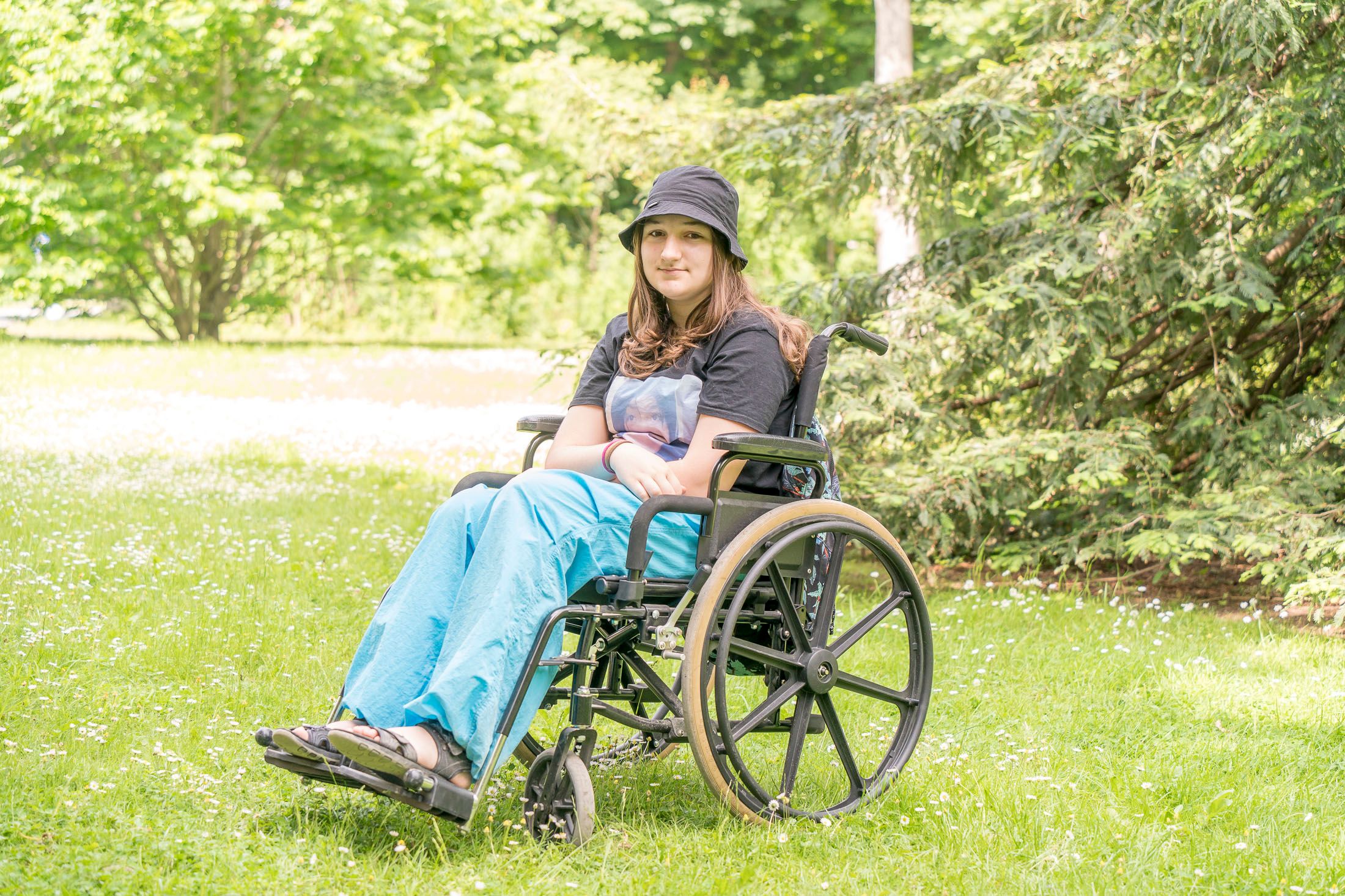 Alexandra kann nach einer Krebserkrankung nicht mehr gehen. Ein österreichischer Spezialist will der tapferen Slowakin nun helfen, wieder zu laufen.
