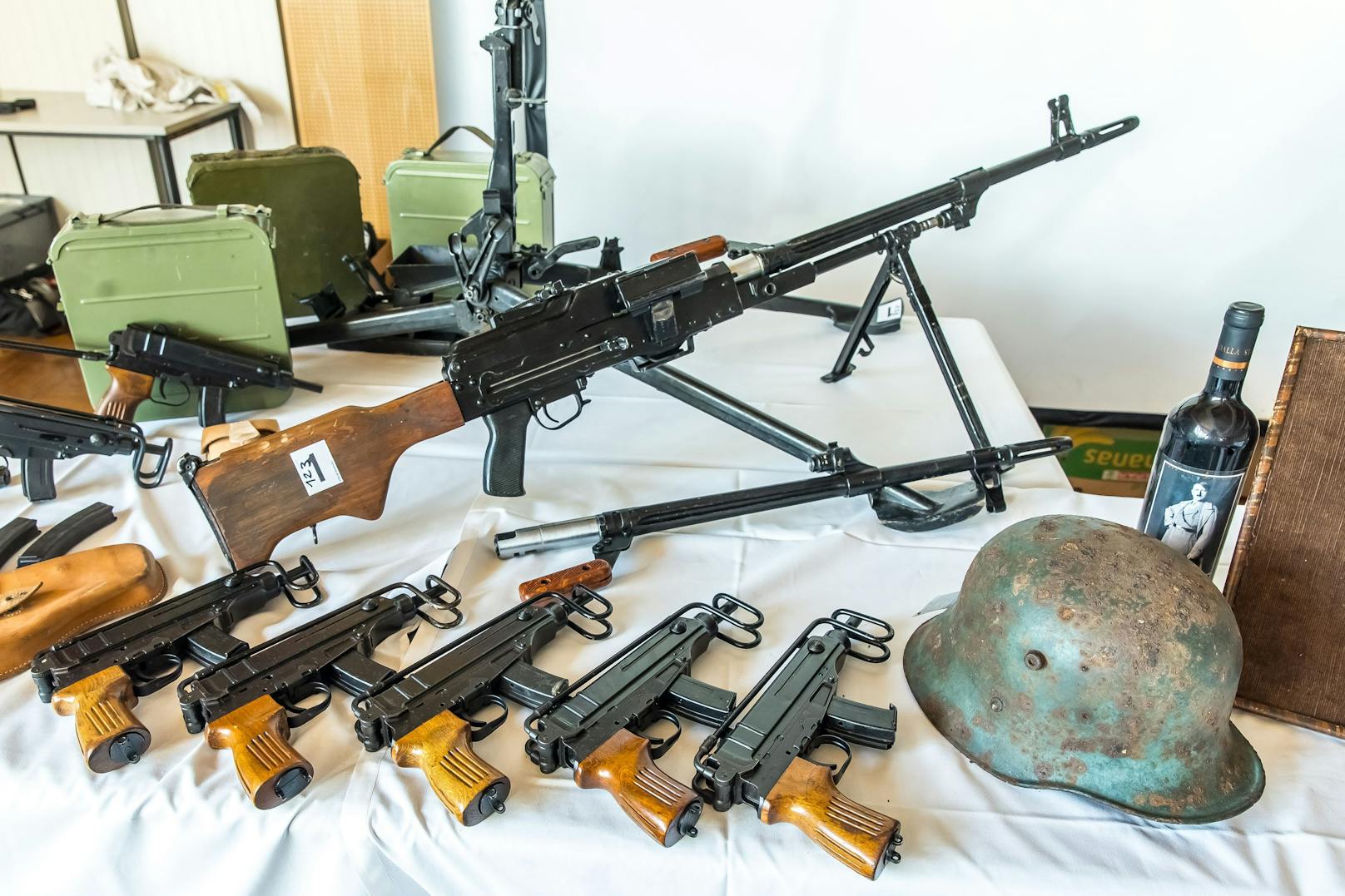 In Österreich wurden sechs Mitglieder einer rechtsextremen Rockergruppe festgenommen. Bei Hausdurchsuchungen entdeckten Ermittler ein Waffenarsenal.