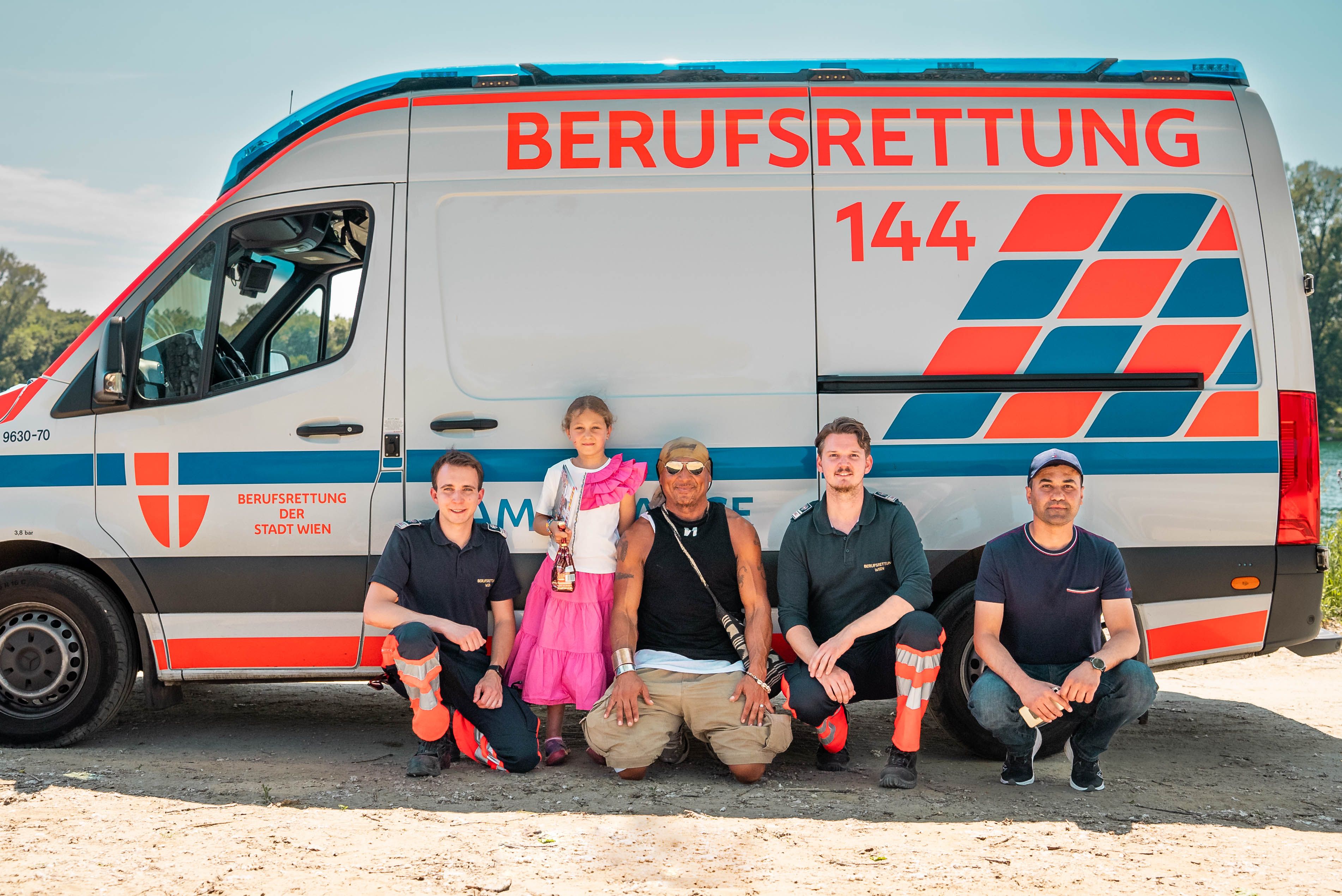 Sanitäter Daniel, Patientin Jasmin, Retter Emanuel, Sanitäter Konstantin und Papa Emal (v.li.) beim großen Wiedersehen.
