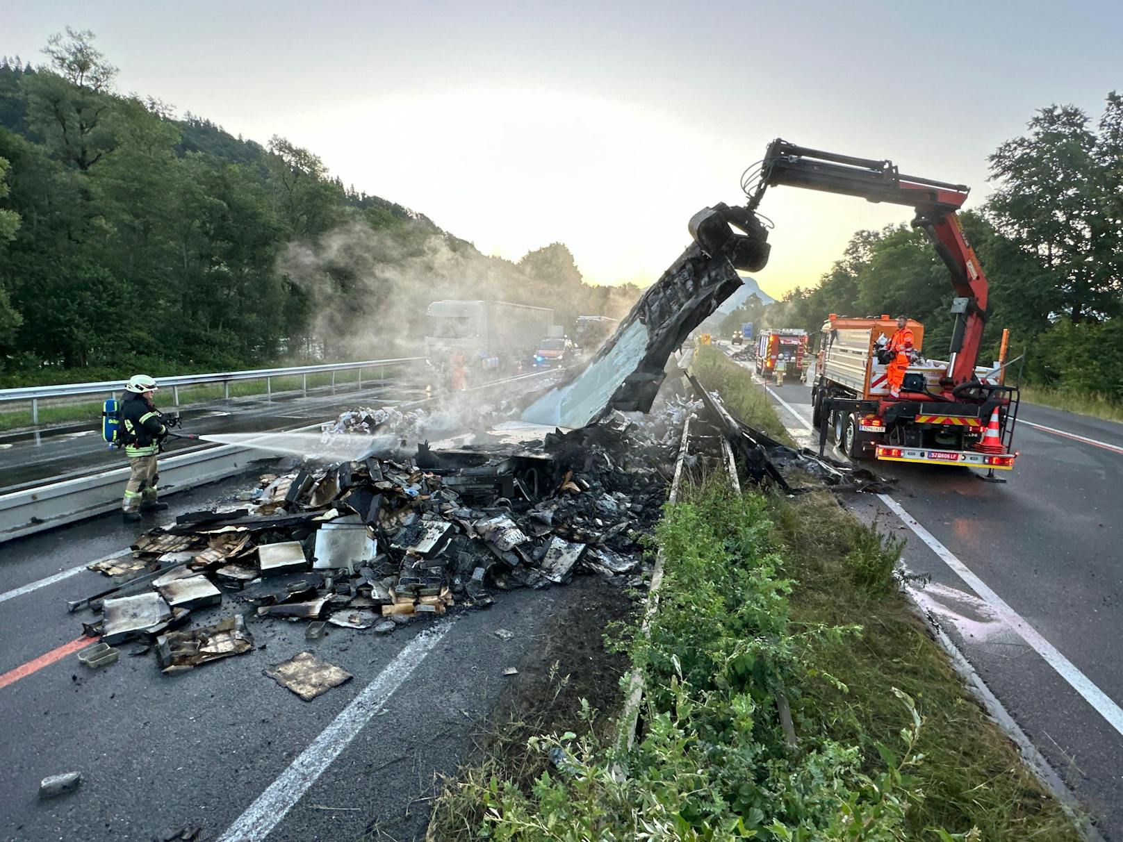 Ein Floriani muss Nachlöscharbeiten durchführen.&nbsp;