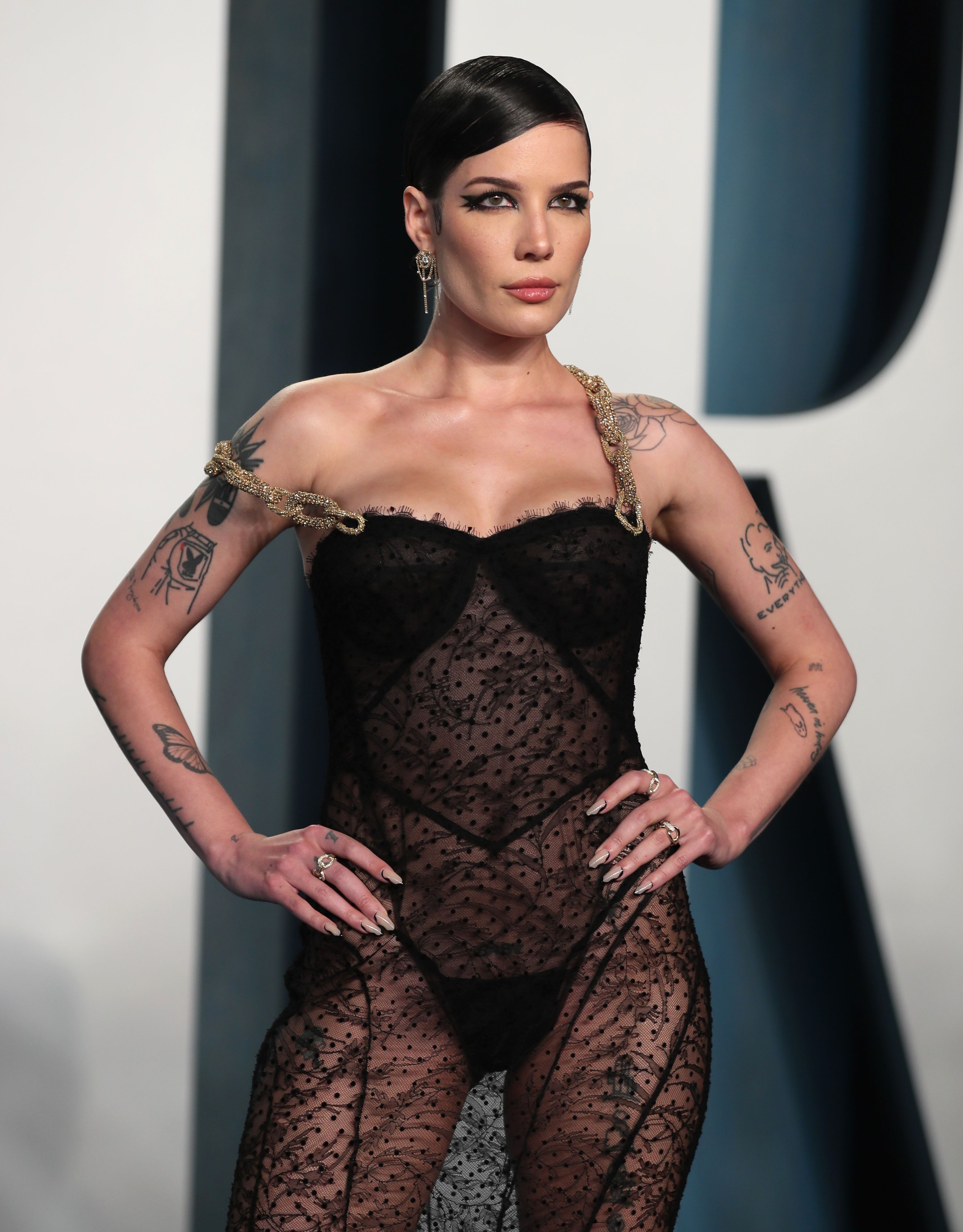 Halsey zeigt in ihrem Instagram-Post (fast) zu viel.